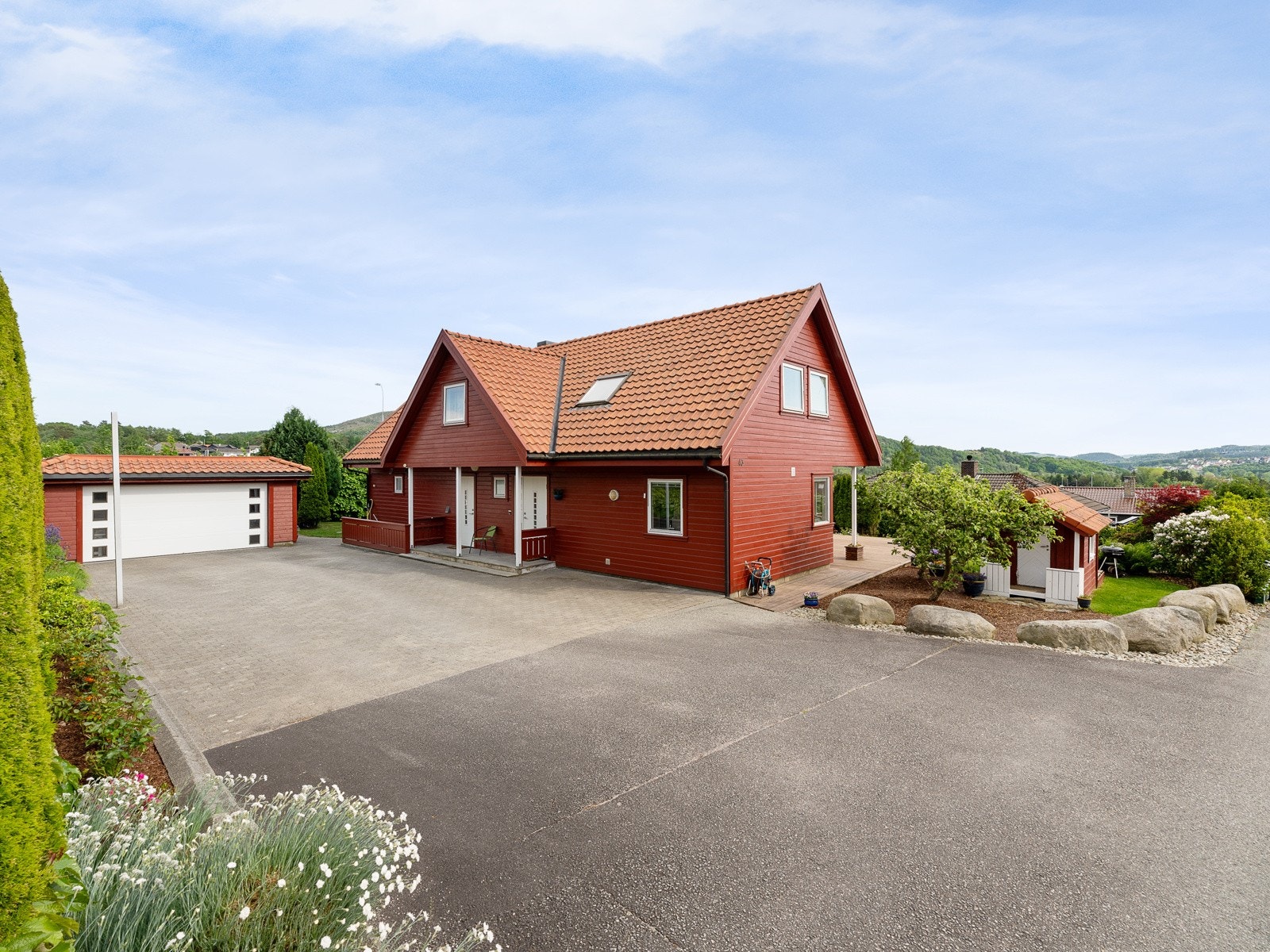 Velkommen til Gamle Austråttvei 43 - Innholdsrik enebolig med dobbel garasje, stor hage og godkjent utleiedel Galleribilde