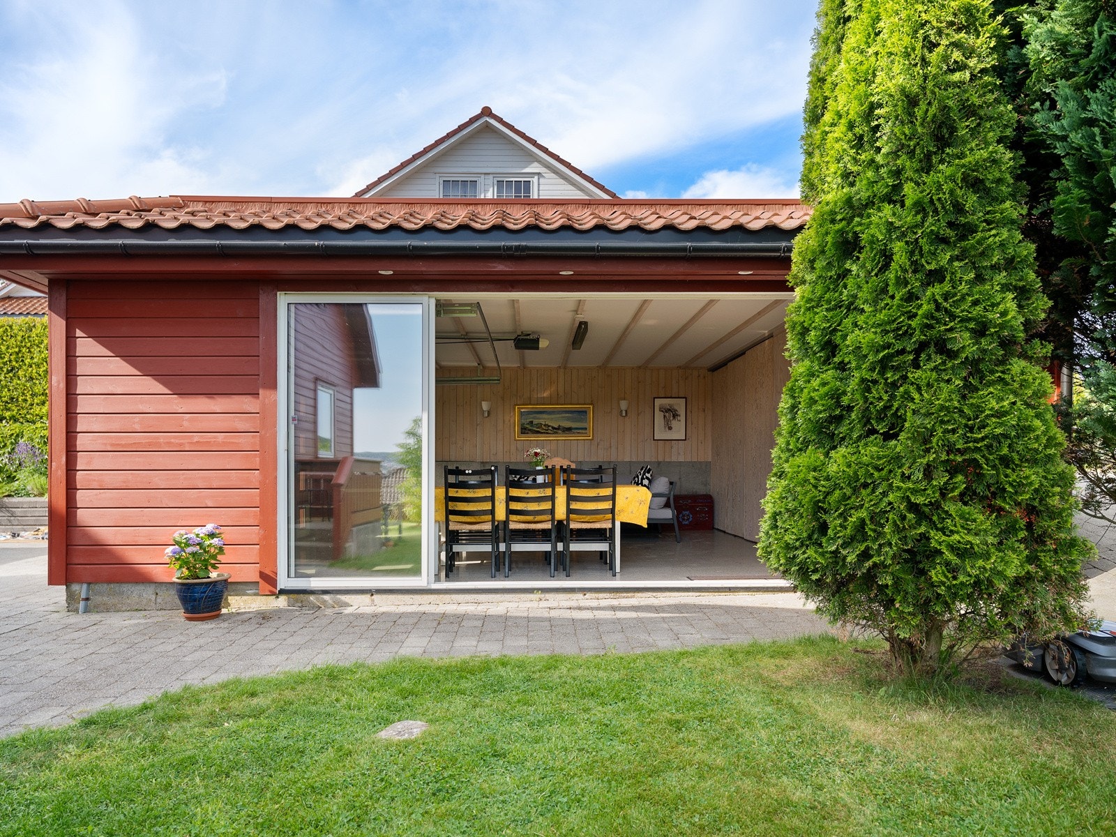 Garasjen har skyvedør ut mot hagen / Fungerer som hagestue Galleribilde