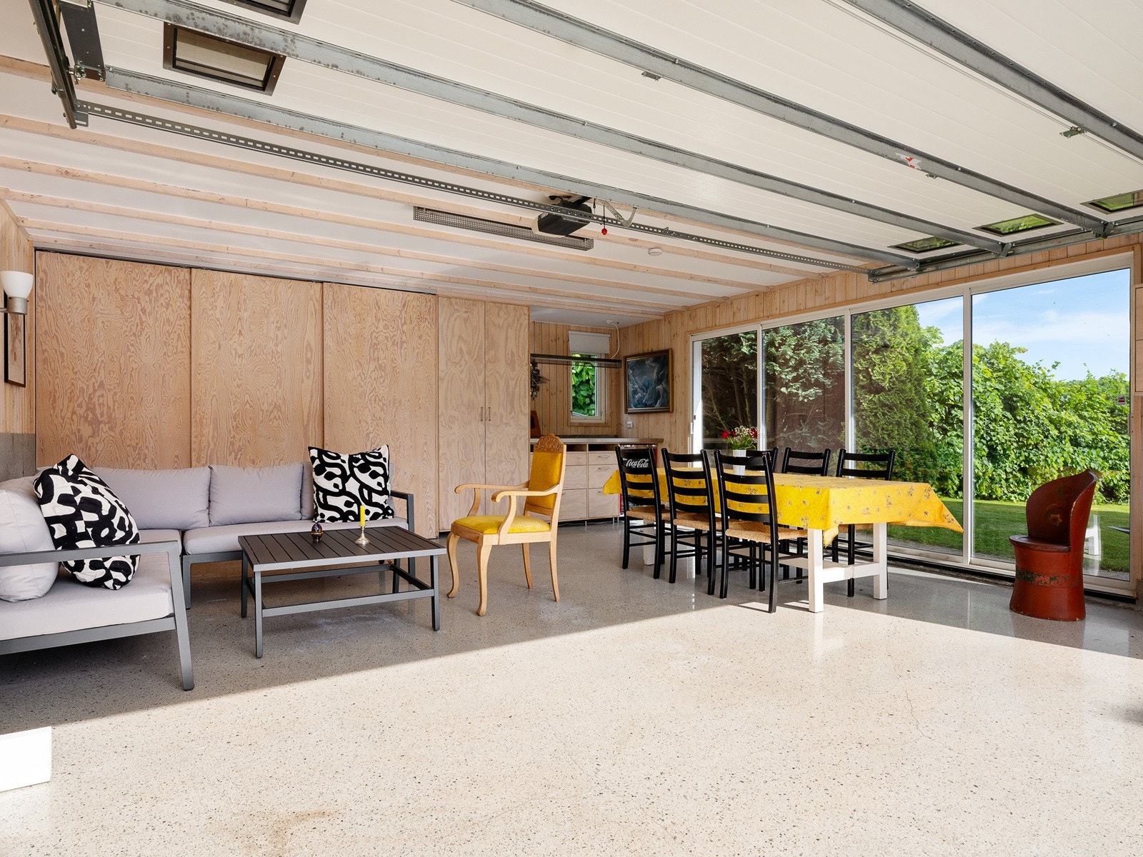 Garasjen har slipt betong på gulvet og stedbygget innredning, fungerer fint som Mancave / ungdomsrom Galleribilde