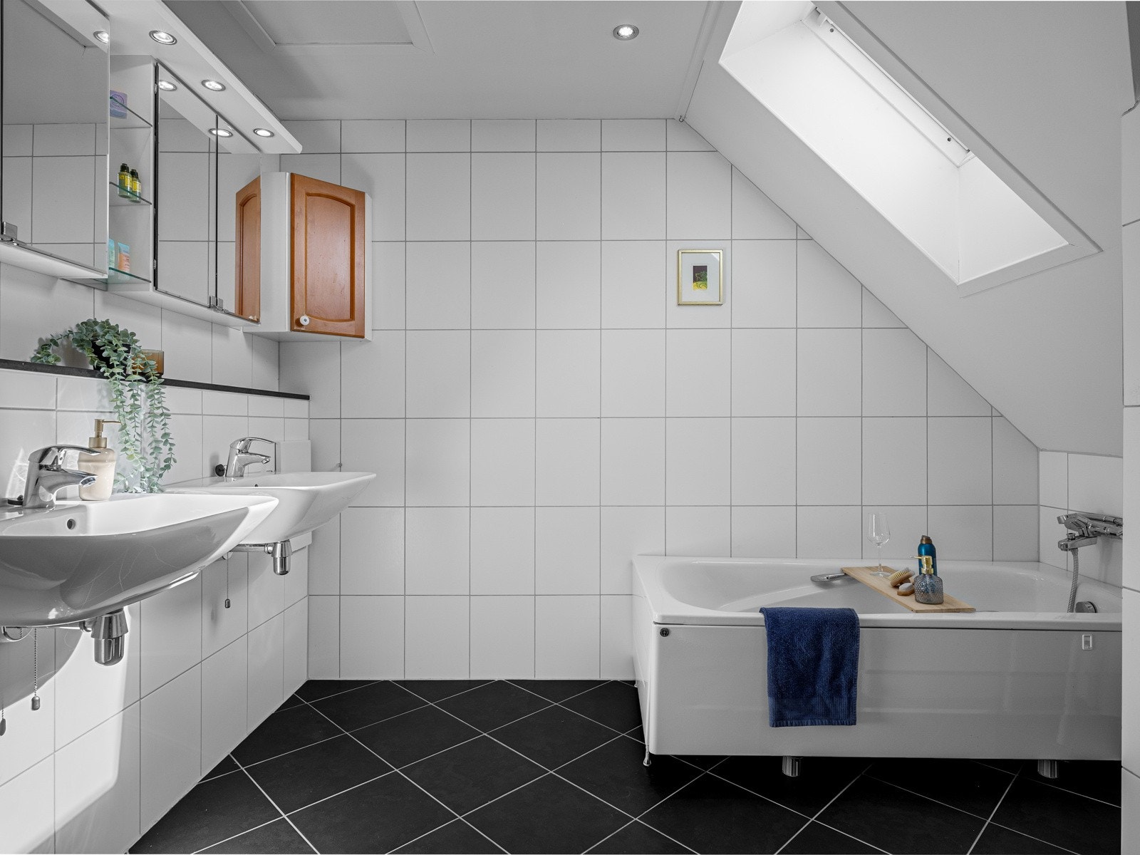 Badet har også en praktisk sjakt som frakter skittentøyet direkte til vaskerommet i etasjen under Galleribilde