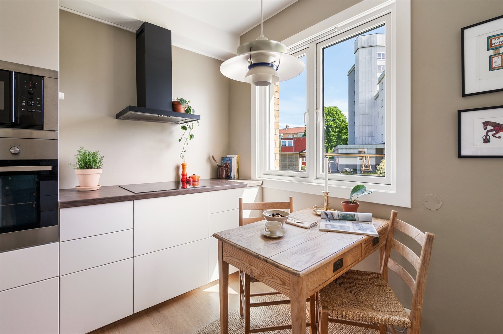 Av integrerte hvitevarer er det kjøleskap med frysedel, oppvaskmaskin, mikrobølgeovn, stekeovn og platetopp. Galleribilde