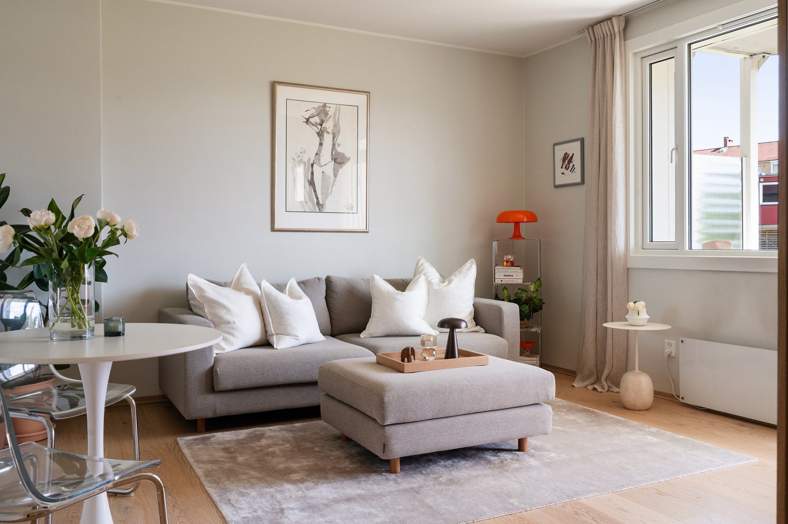 Leiligheten er malt i nøytrale og lekre nyanser. Galleribilde