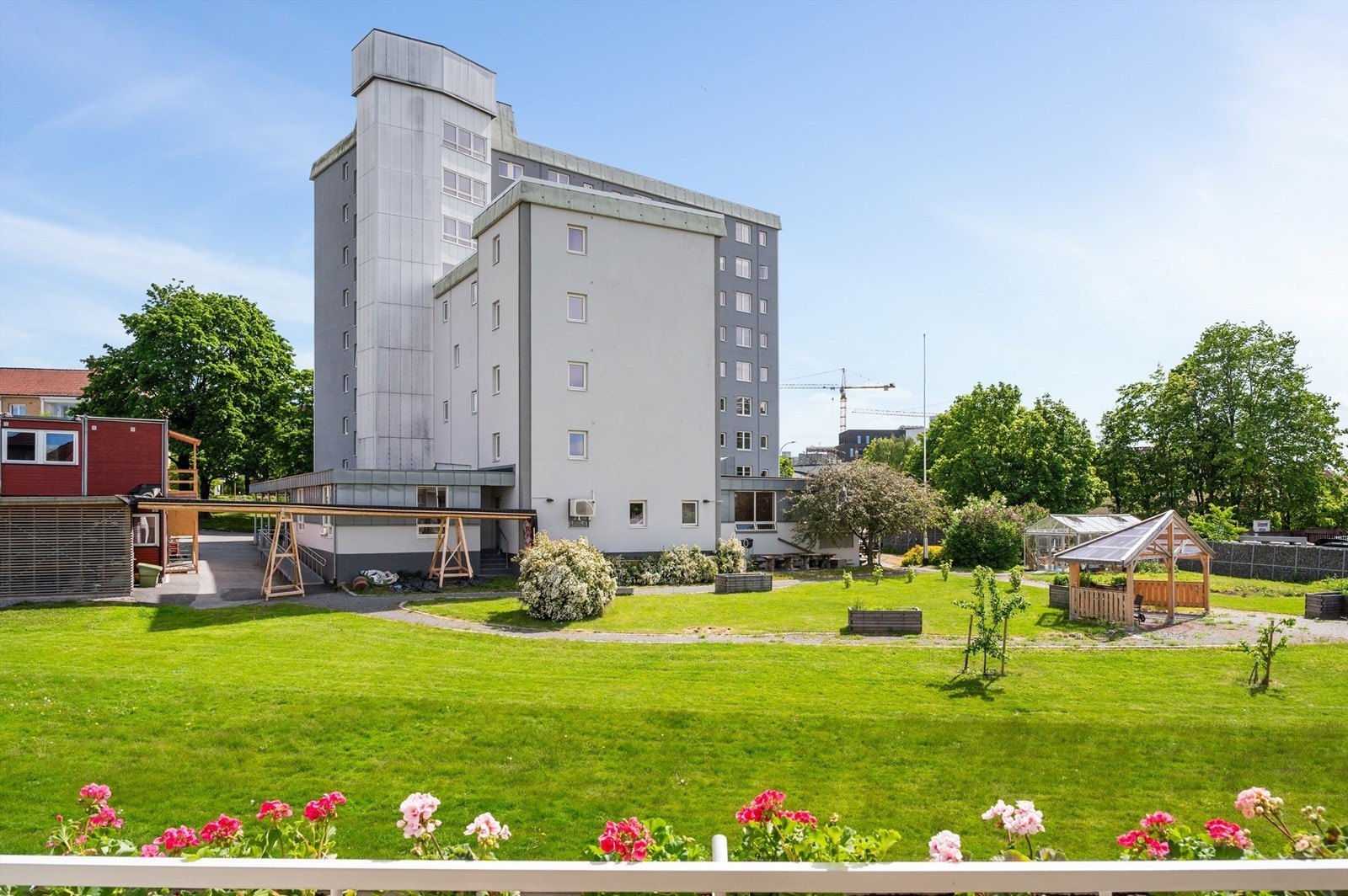 Fellesområdene er pent opparbeidet med sitteplasser og beplanting. Galleribilde