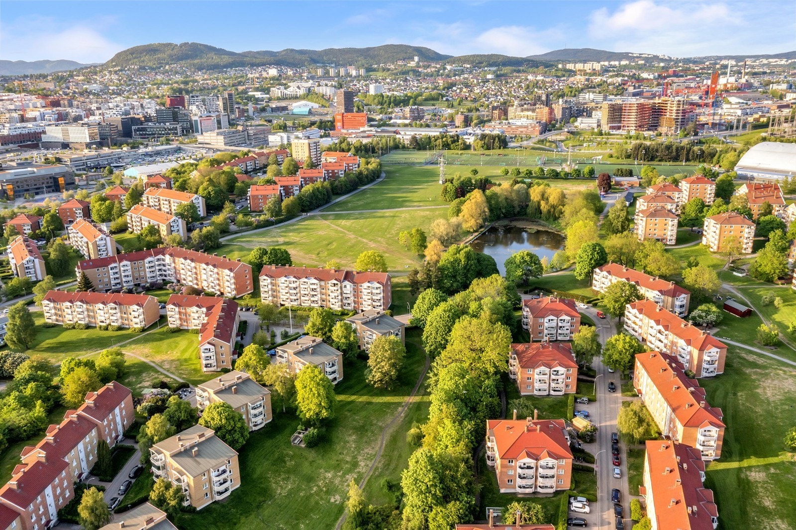 En av borettslagets nærmeste naboer er de store, flotte grøntområdene på Valle Hovin. Borettslaget eier 70 mål tomt opparbeidet til park. Galleribilde