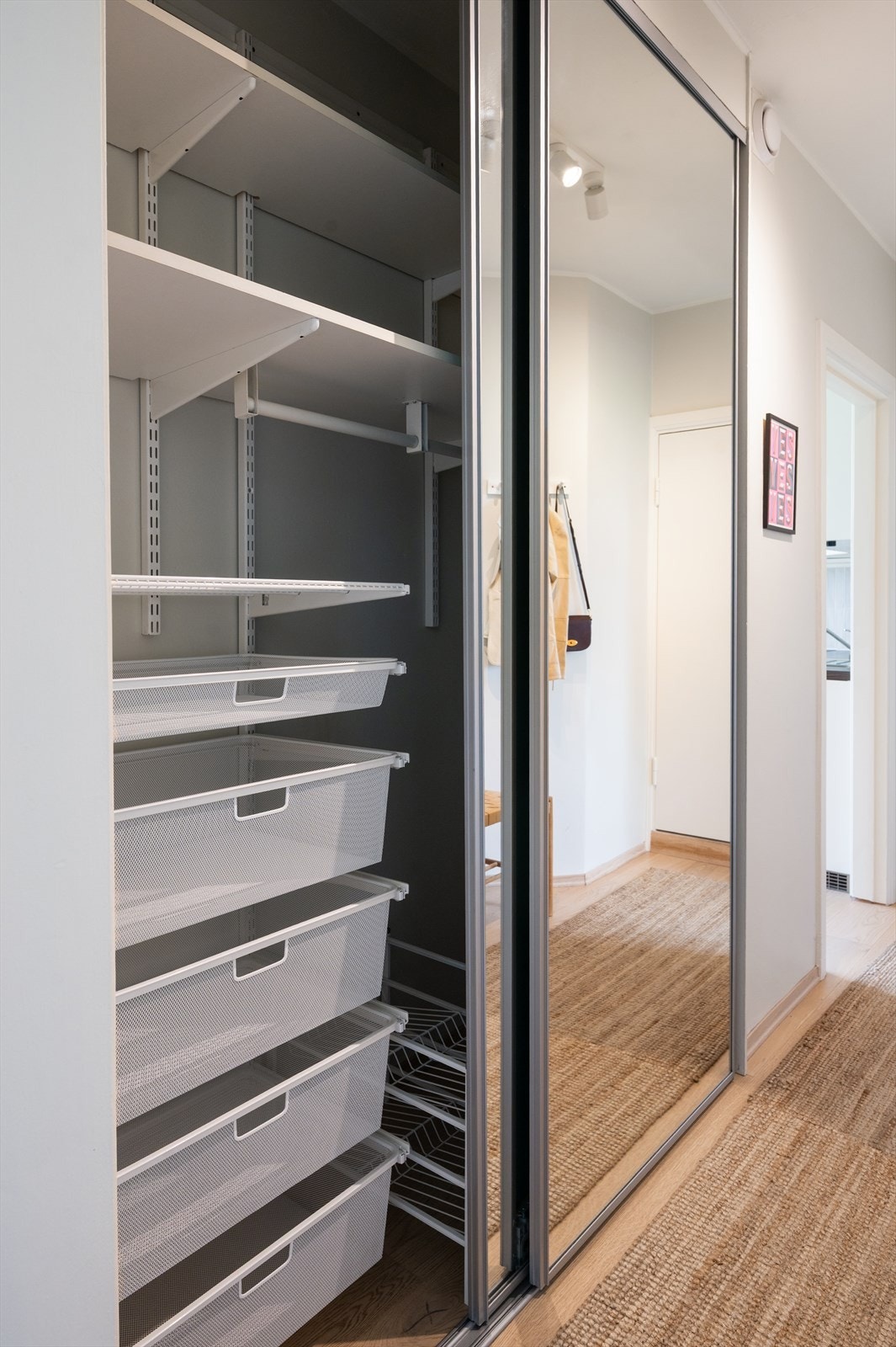 Det er rikelig med oppbevaringsplass i en romslig skyvedørsgarderobe med speilfronter. Galleribilde