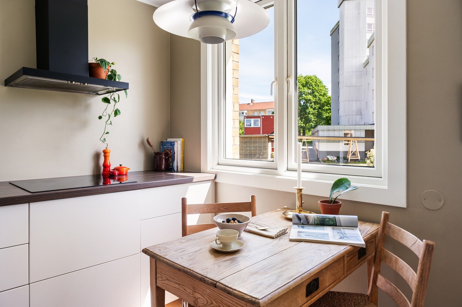 Her er det også plass til et spisebord- perfekt for å nyte morgenkaffen. Galleribilde