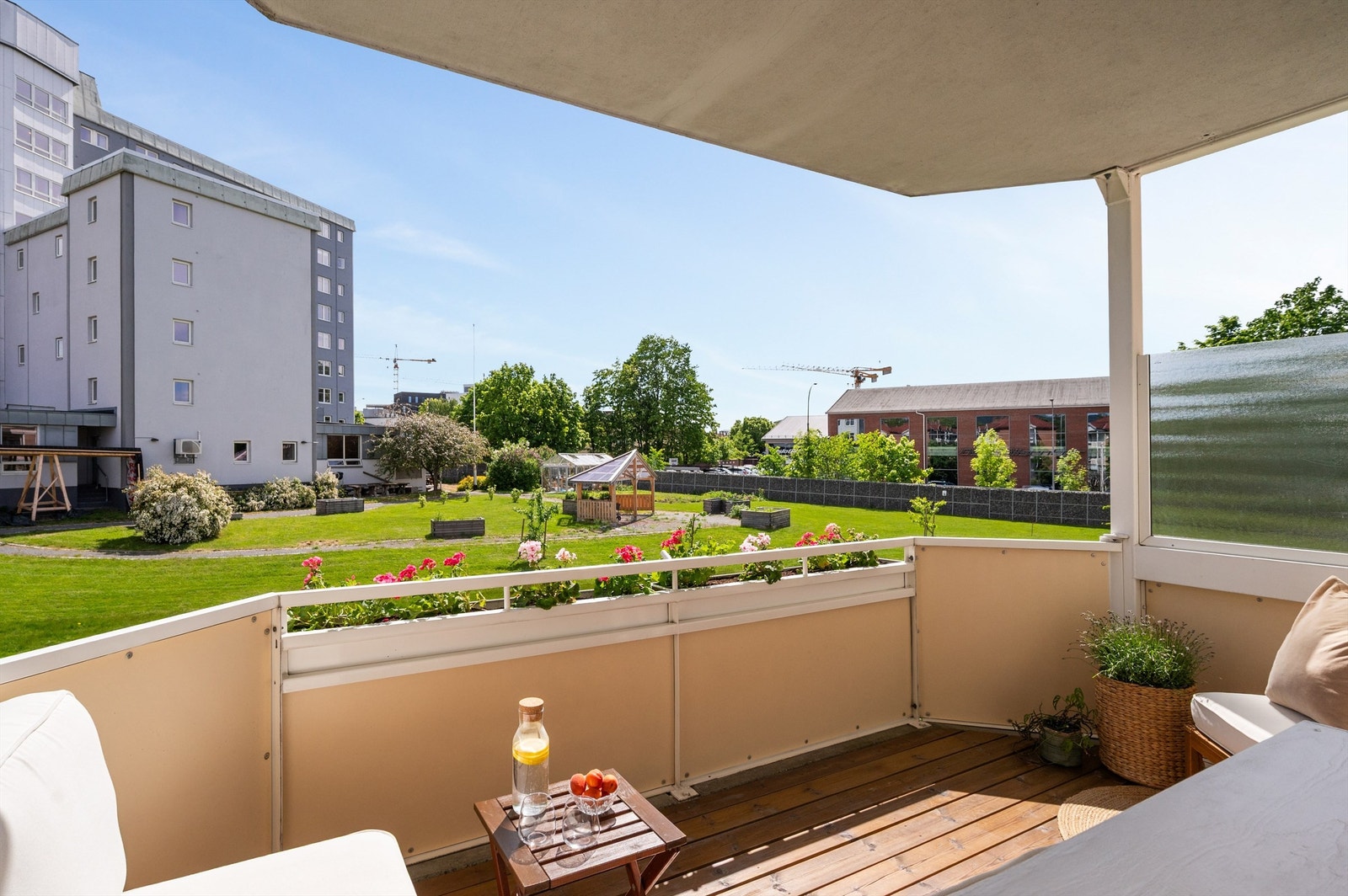 Balkongen fungerer som en fin forlengelse av stuen på sommerhalvåret. Galleribilde