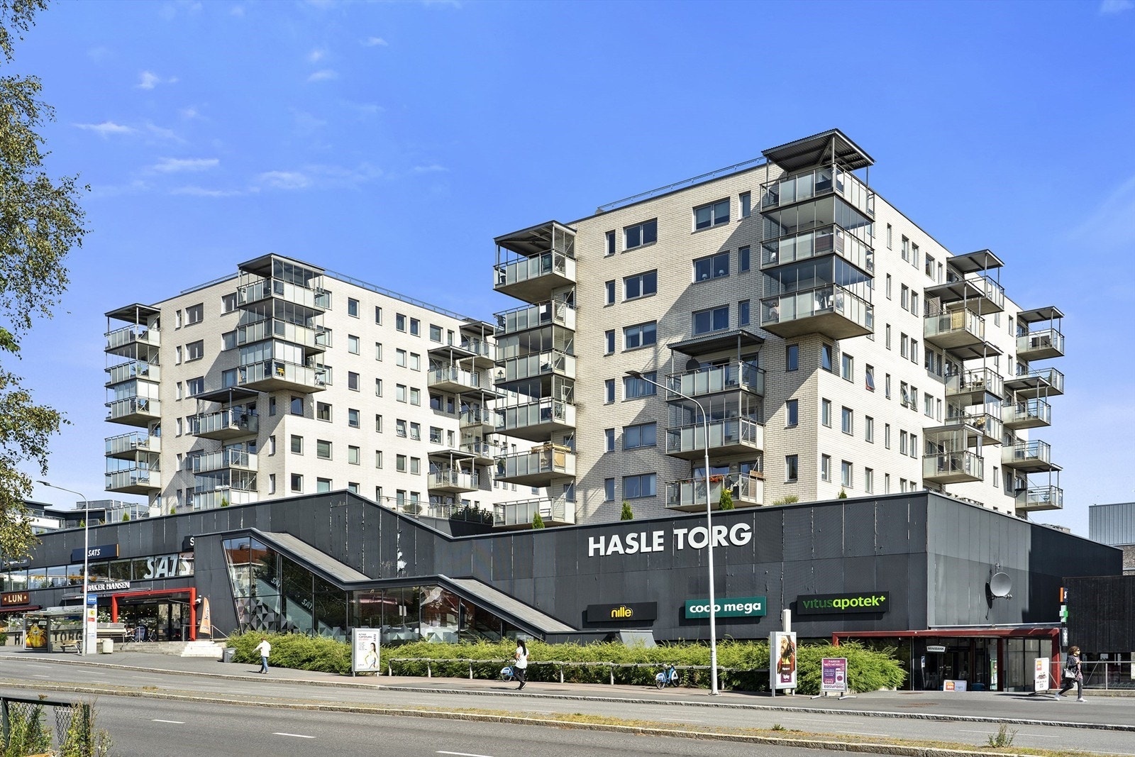 Kun noen hundre meter unna ligger Hasle Torg. Her finnes en rekke servicetilbud og butikker som Baker Hansen, Jernia, Coop Mega, blomsterbutikken Floriss, SATS treningssenter, Nille, Vitusapotek og Vinmonopolet. Det er ett minutt til Valle busstopp. Galleribilde