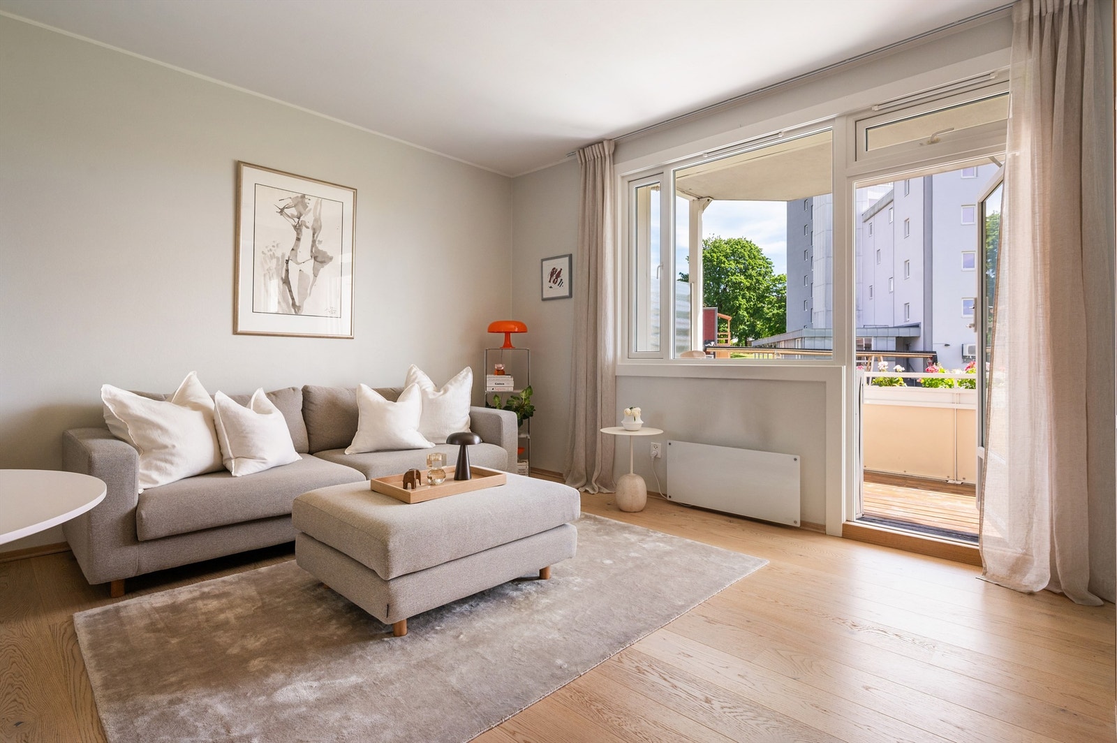 Stuen er lys og innbydende med plass til sofa, salongbord og TV-seksjon. Galleribilde