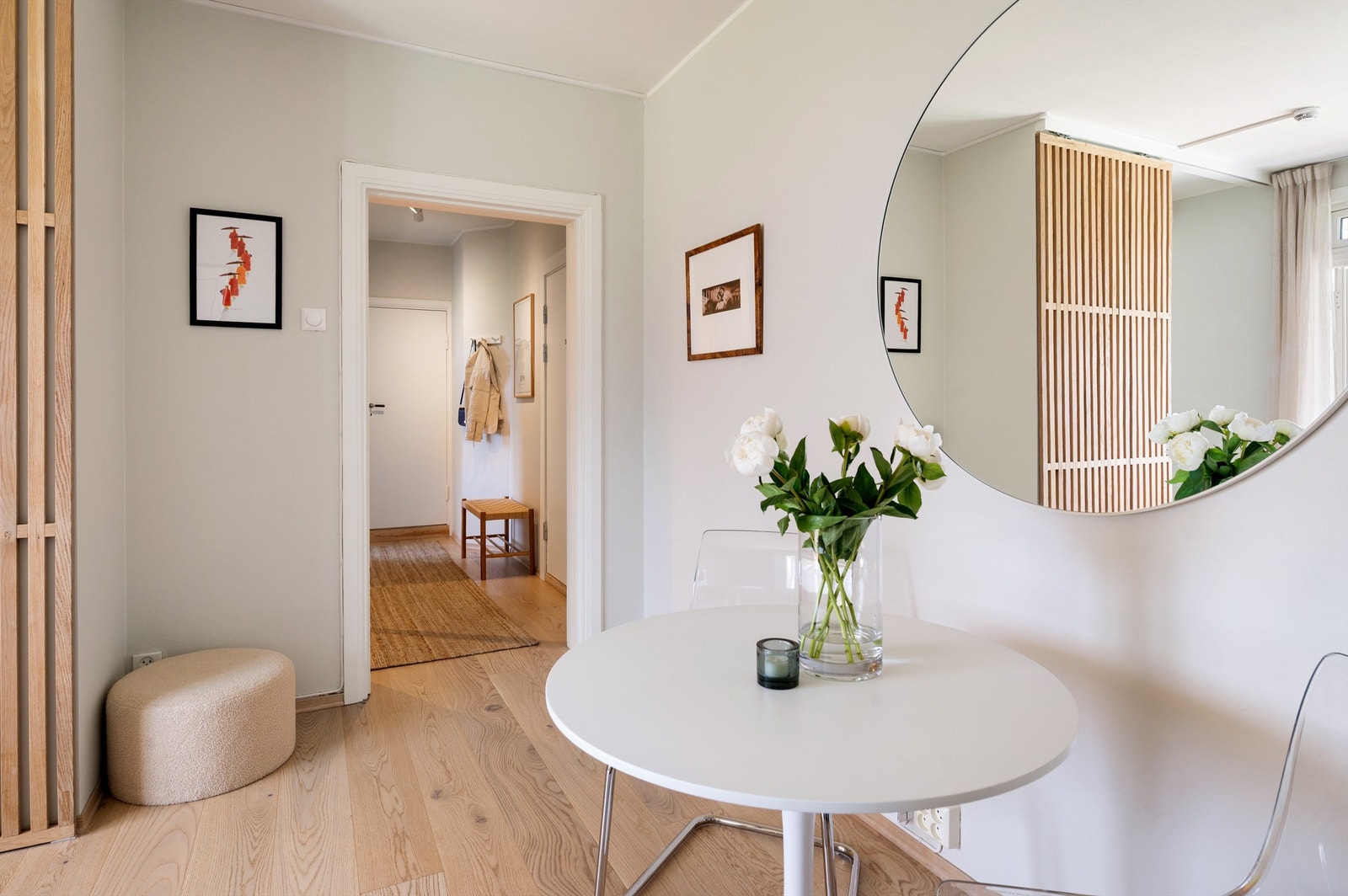 Med adkomst til alle boligens rom liger entréen. Galleribilde