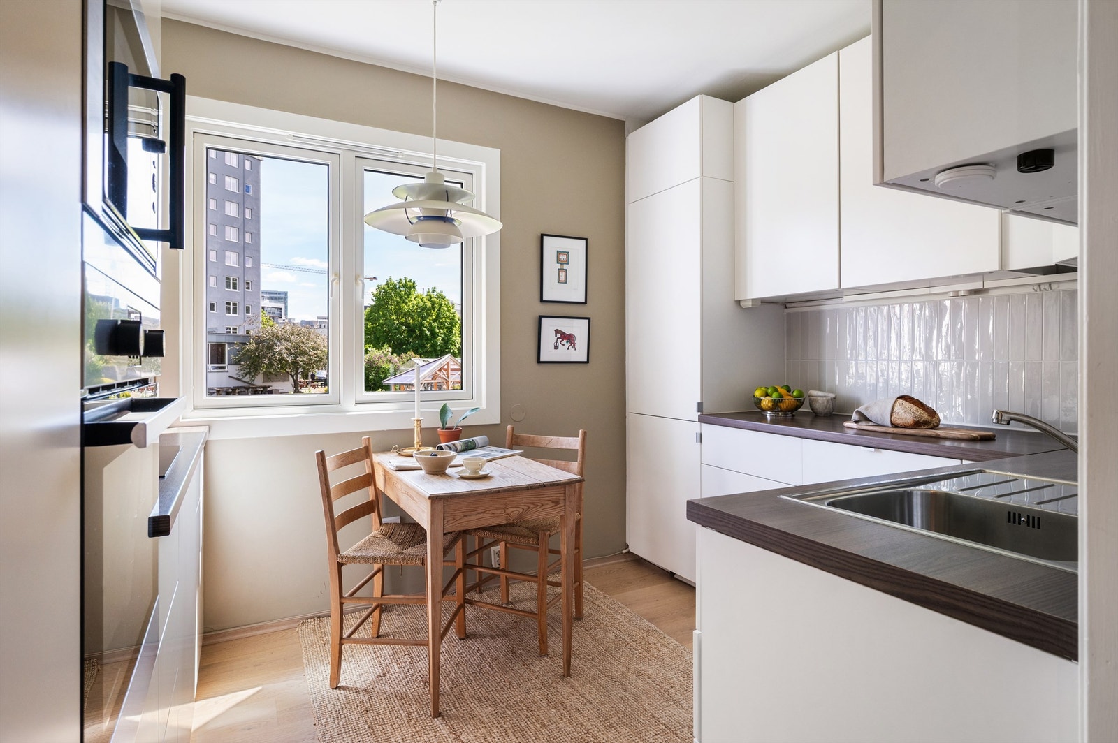 Det er rikelig med oppbevaringsplass i både skuffer og skap, og den store benkeplassen gjør det enkelt å tilberede gode måltider. Galleribilde