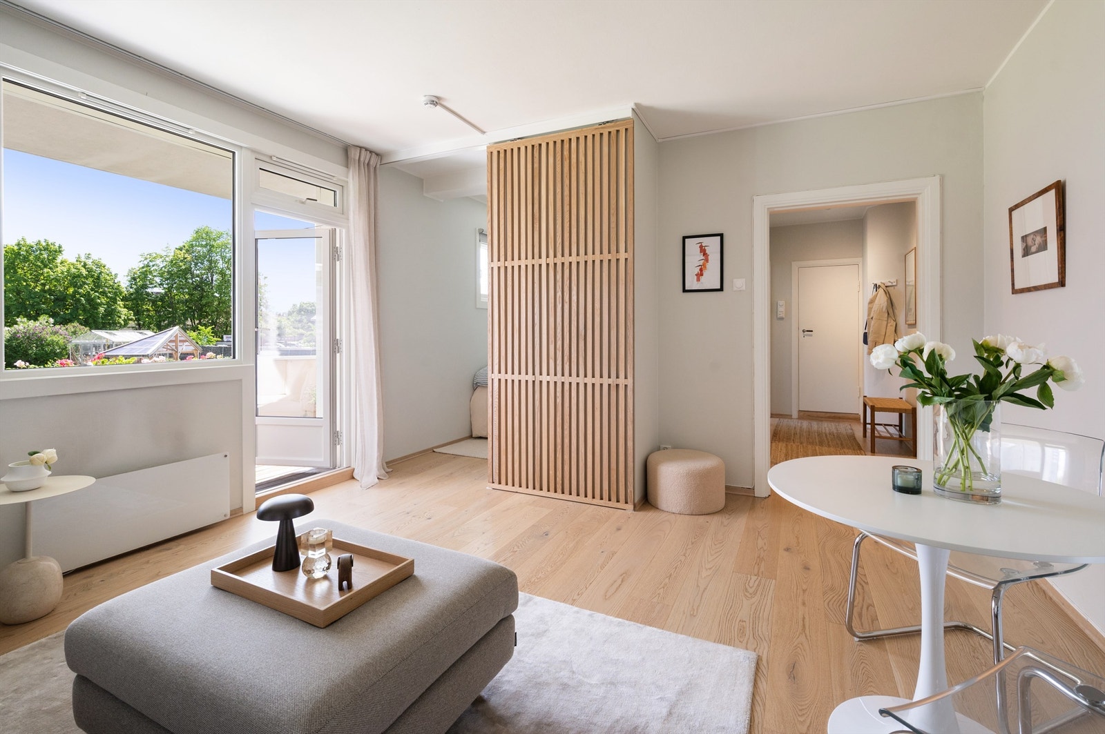 De store vindusflatene slipper inn rikelig med lysinnslipp og skaper en åpen og luftig romfølelse. Galleribilde