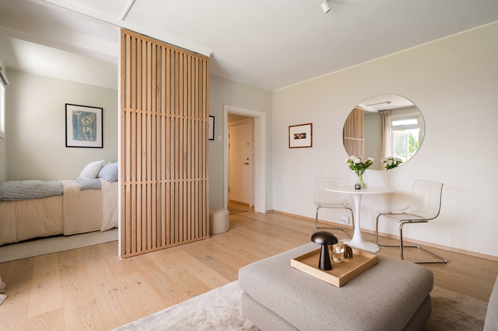 Selger har satt opp en lekker skyvedør som komplementerer rommets fargepalett, og skaper et naturlig skille mellom alkove og stue. Galleribilde