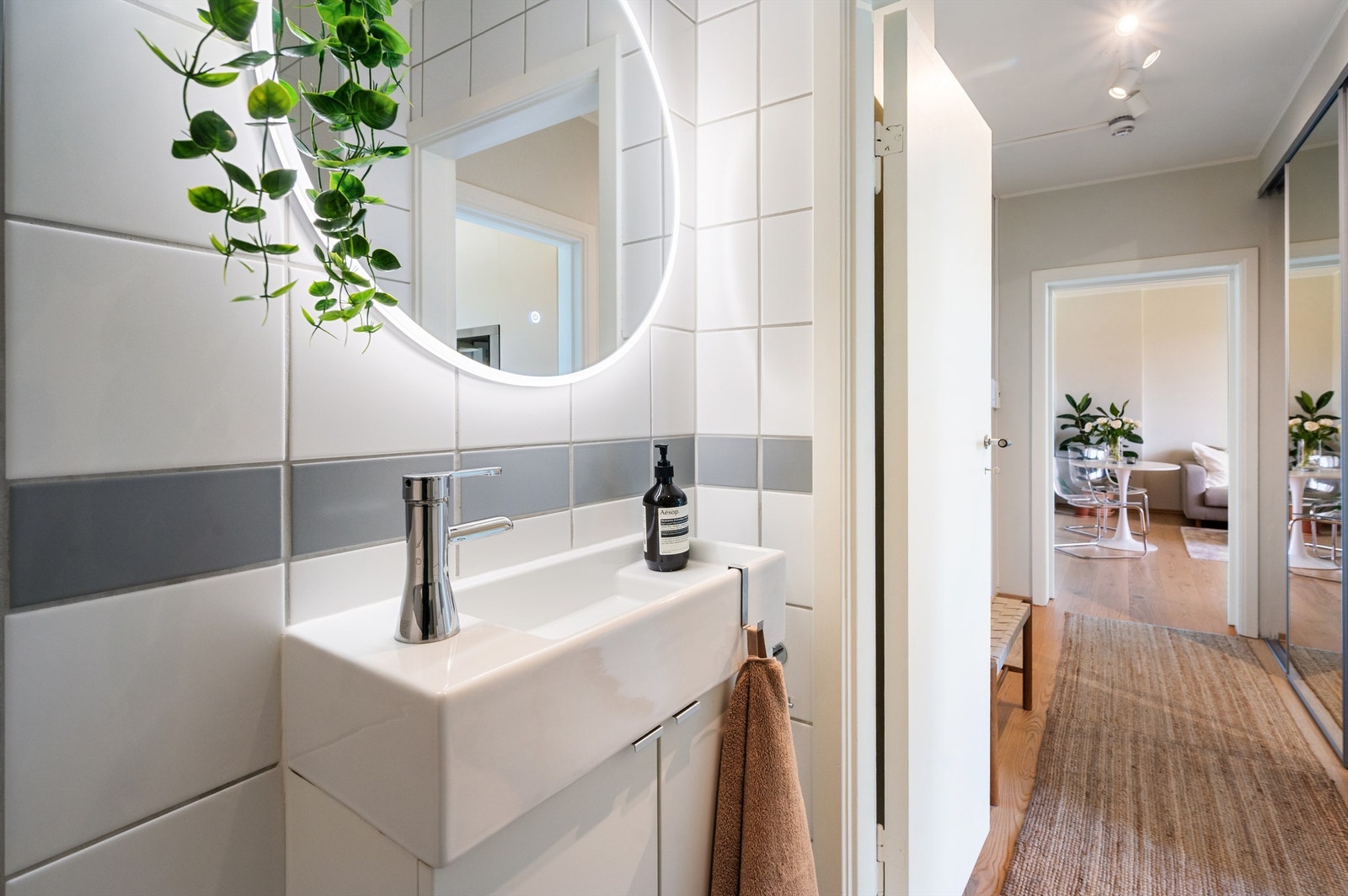 Boligens bad er flislagt på gulv og vegger med elektrisk varme i gulvet. Galleribilde