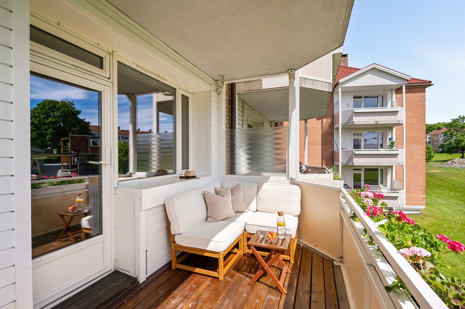 Balkongen har gode solforhold og utsikt mot en rolig bakgård, perfekt for å nyte årets varmere dager. Galleribilde