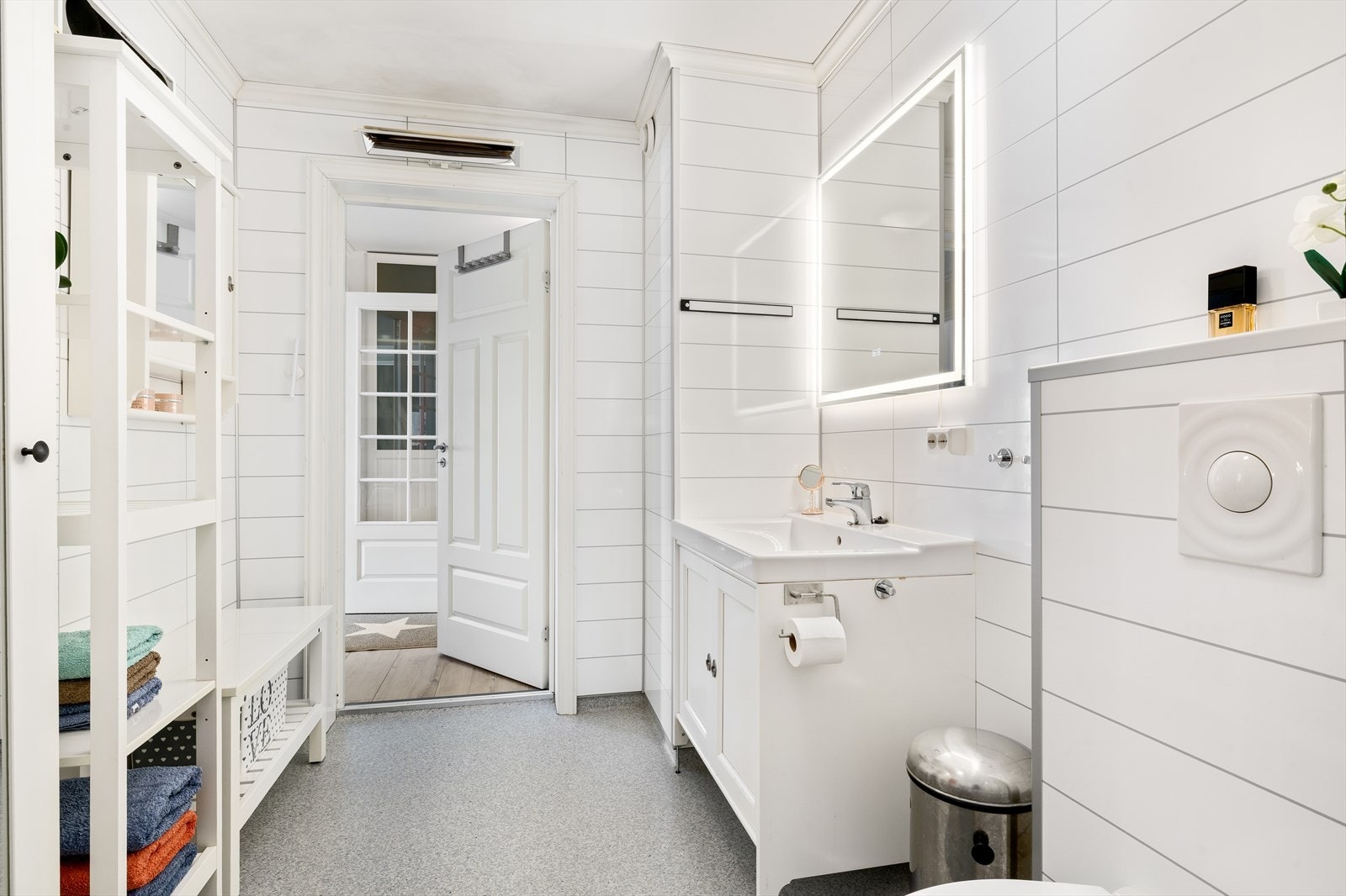 Badet har vegghengt wc, dusjkabinett og servant med innredning. Opplegg til vaskemaskin. Galleribilde