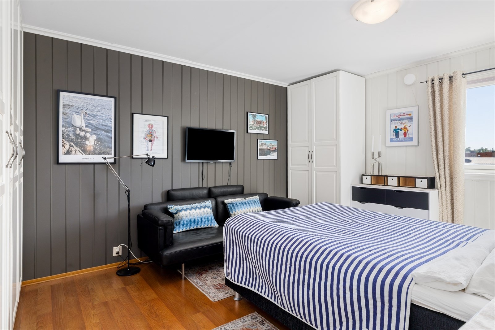 Romslig og pent hovedsoverom. Galleribilde