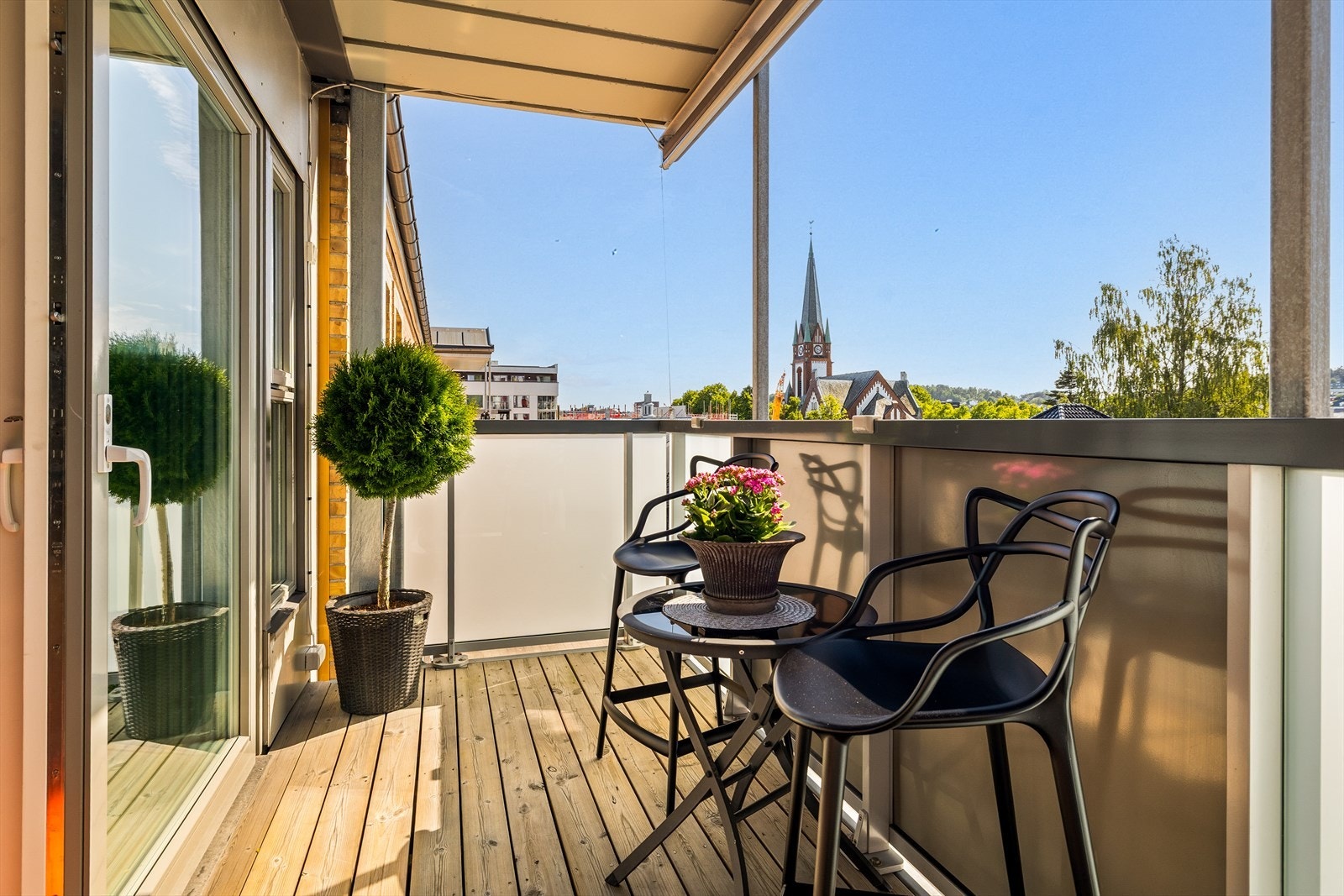 Stor fin skyvedør til balkongen. Solrikt og utsikt mot kirken og byen. Galleribilde
