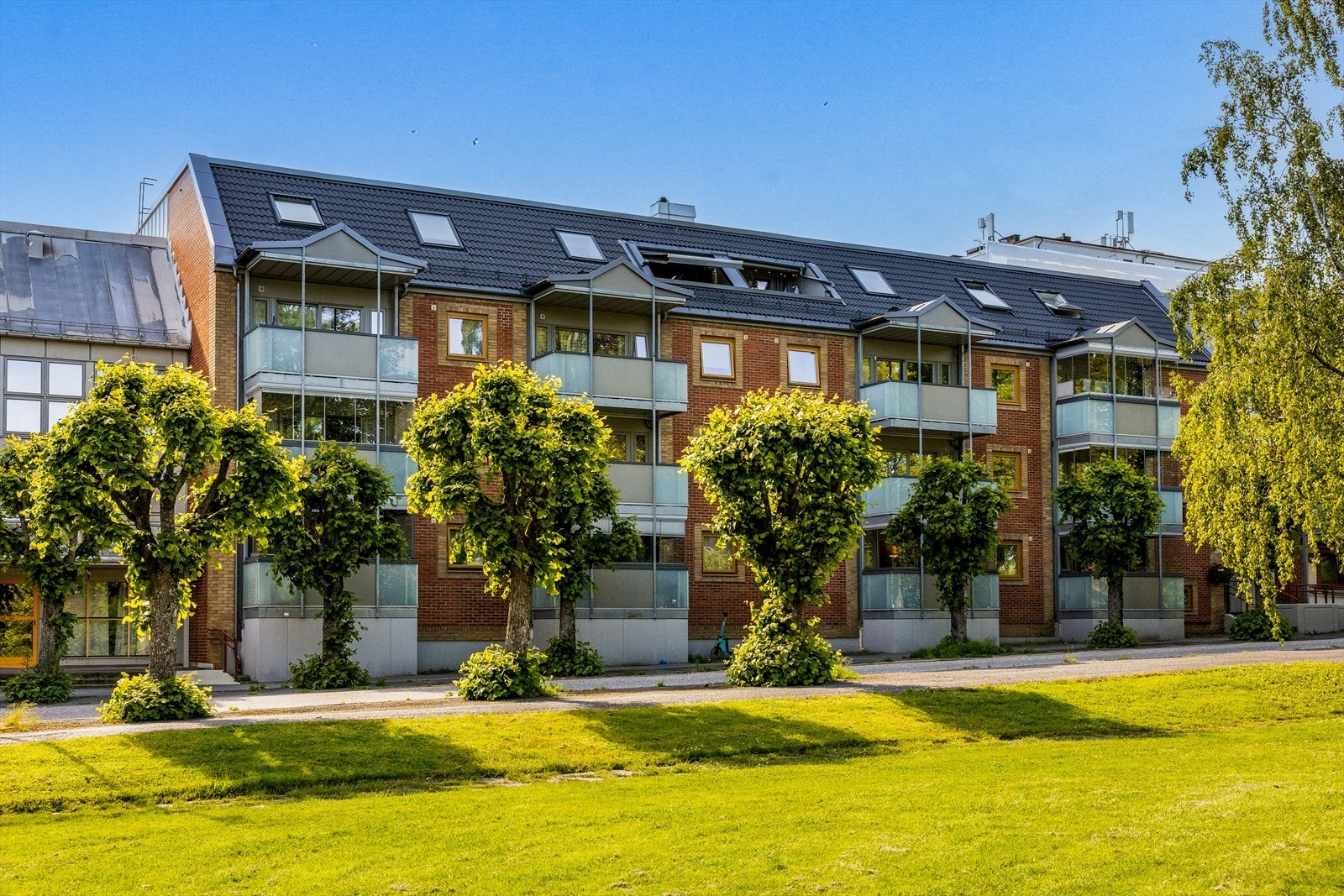 Velkommen til en lekker leilighet i 3 etasje med heis, parkering og balkong! Galleribilde