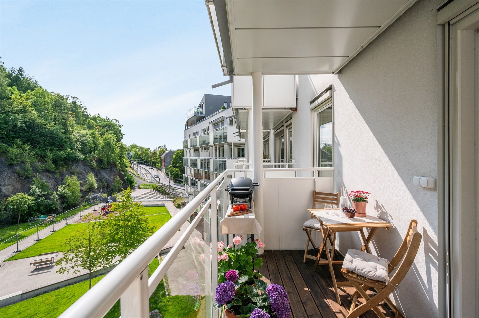 Selger informerer om gode solforhold med sol fra ca. kl. 10:00-17:30 på sommerstid. Galleribilde