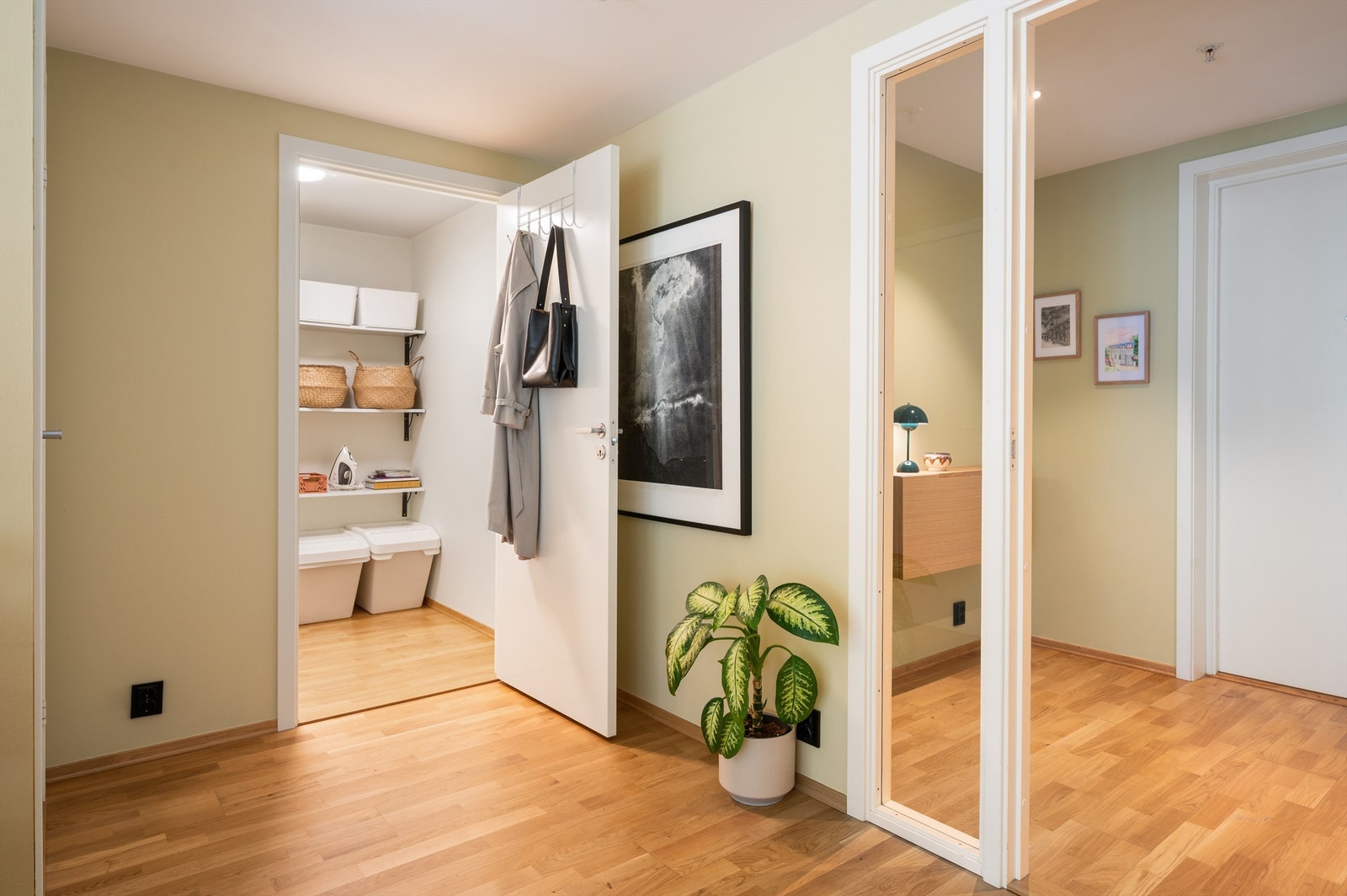 Her er det god plass til å henge fra seg yttertøyet og sette fra seg sko. Galleribilde