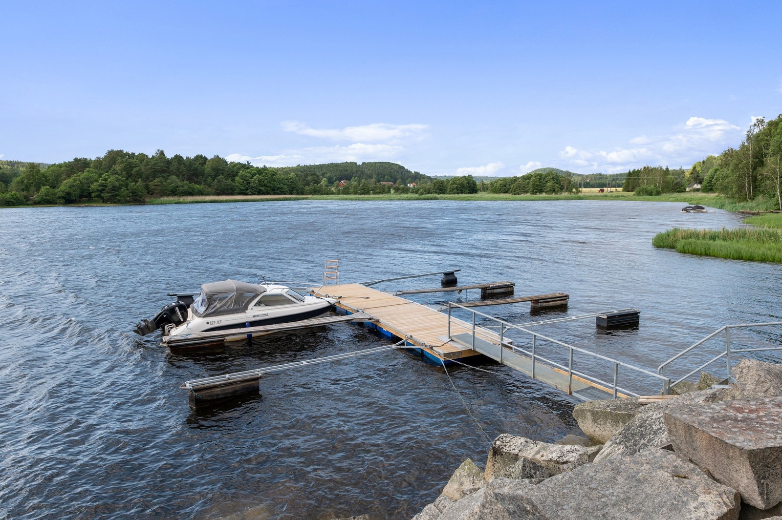 Båtplass på ny flytebrygge i regi av velforeningen. Se lokasjon i kart her: https://maps.app.goo.gl/aCdXowsU3PRFxEnN9 Galleribilde