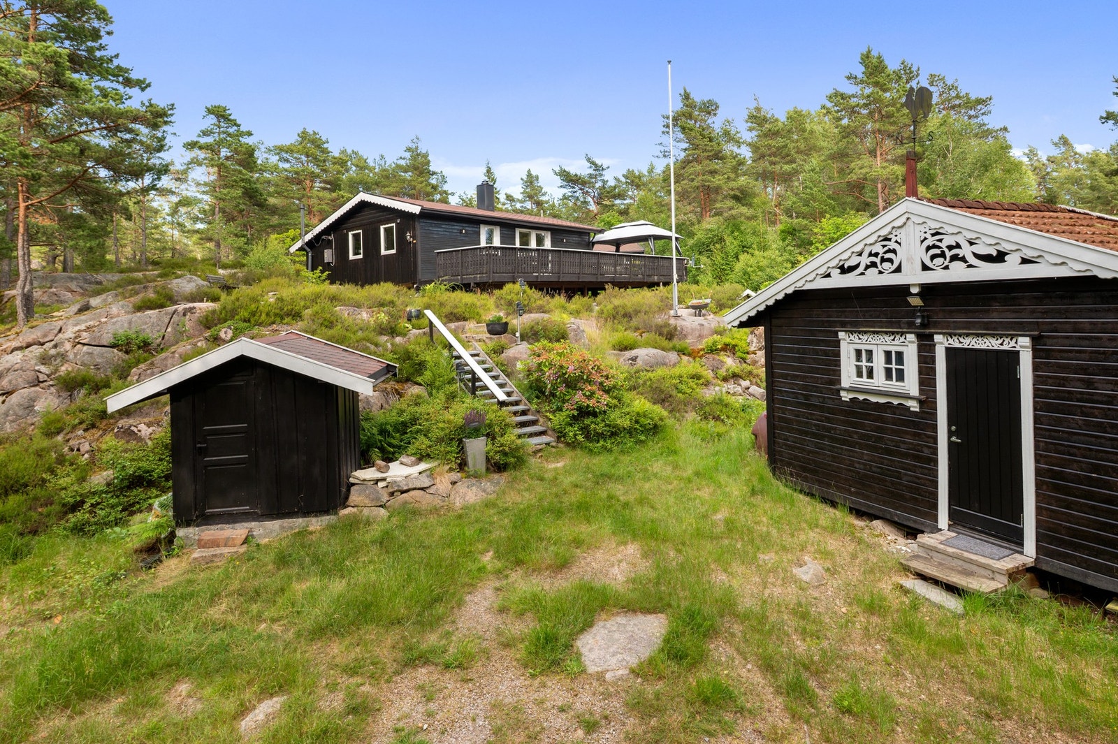 Uthus med pumpehus borevann ved parkering. Galleribilde