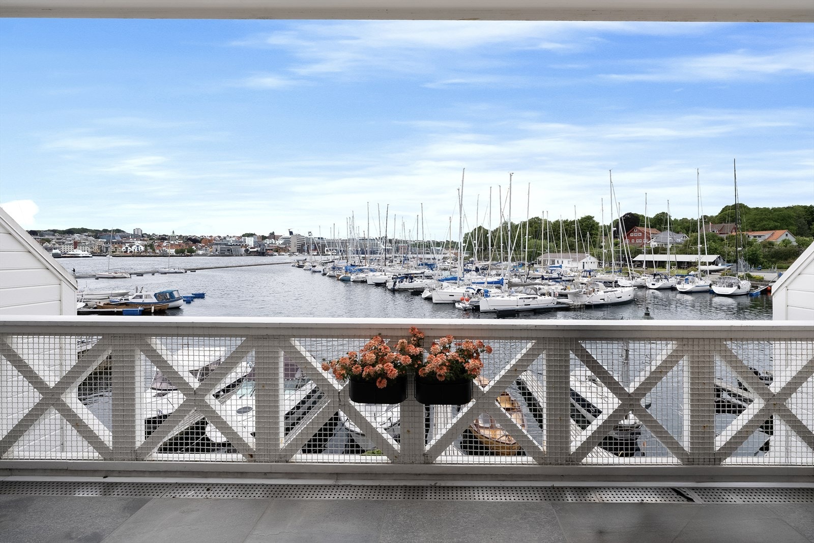 Fra hovedbalkongen kan man nyte en herlig utsikt over båthavnen og mot Stavanger sentrum Galleribilde