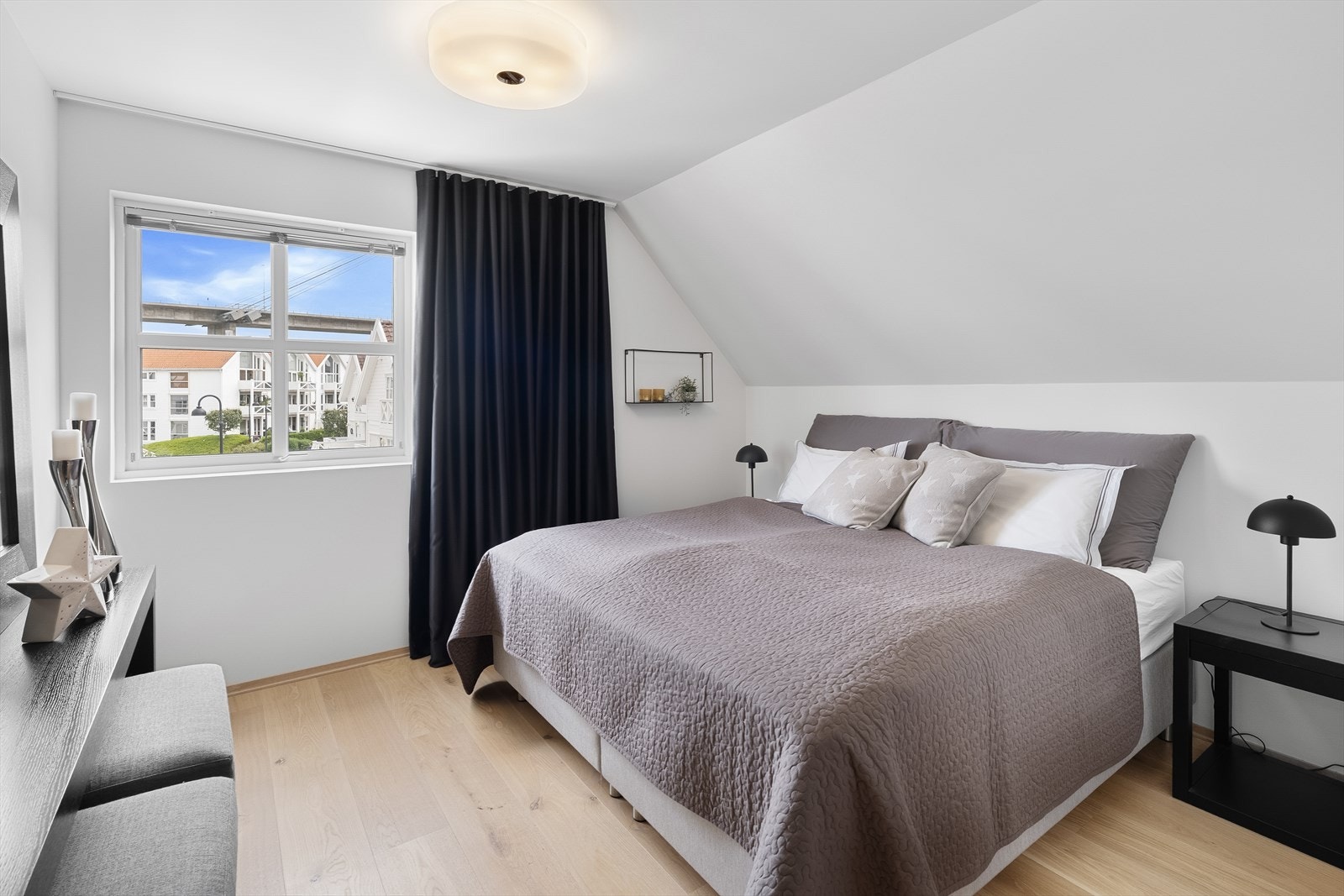 Innerst i etasjen har man et stort hovedsoverom Galleribilde