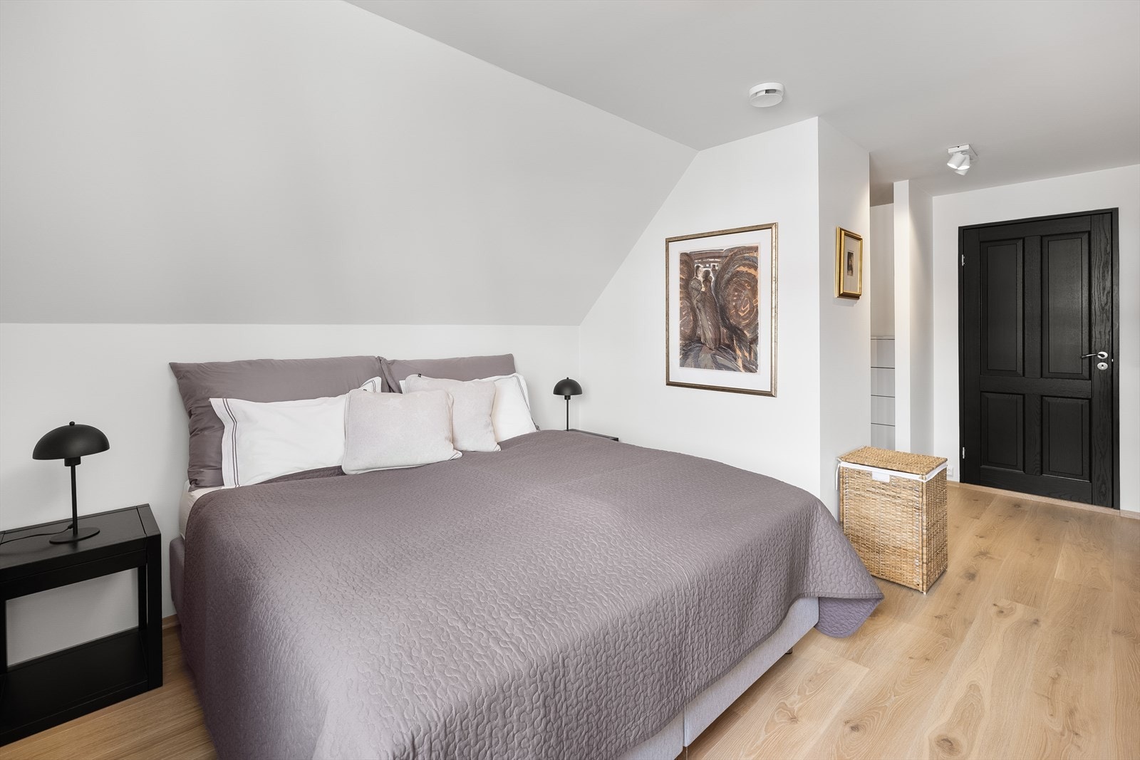 I forbindelse med hovedsoverommet har man et walk-in-closet og et privat bad Galleribilde