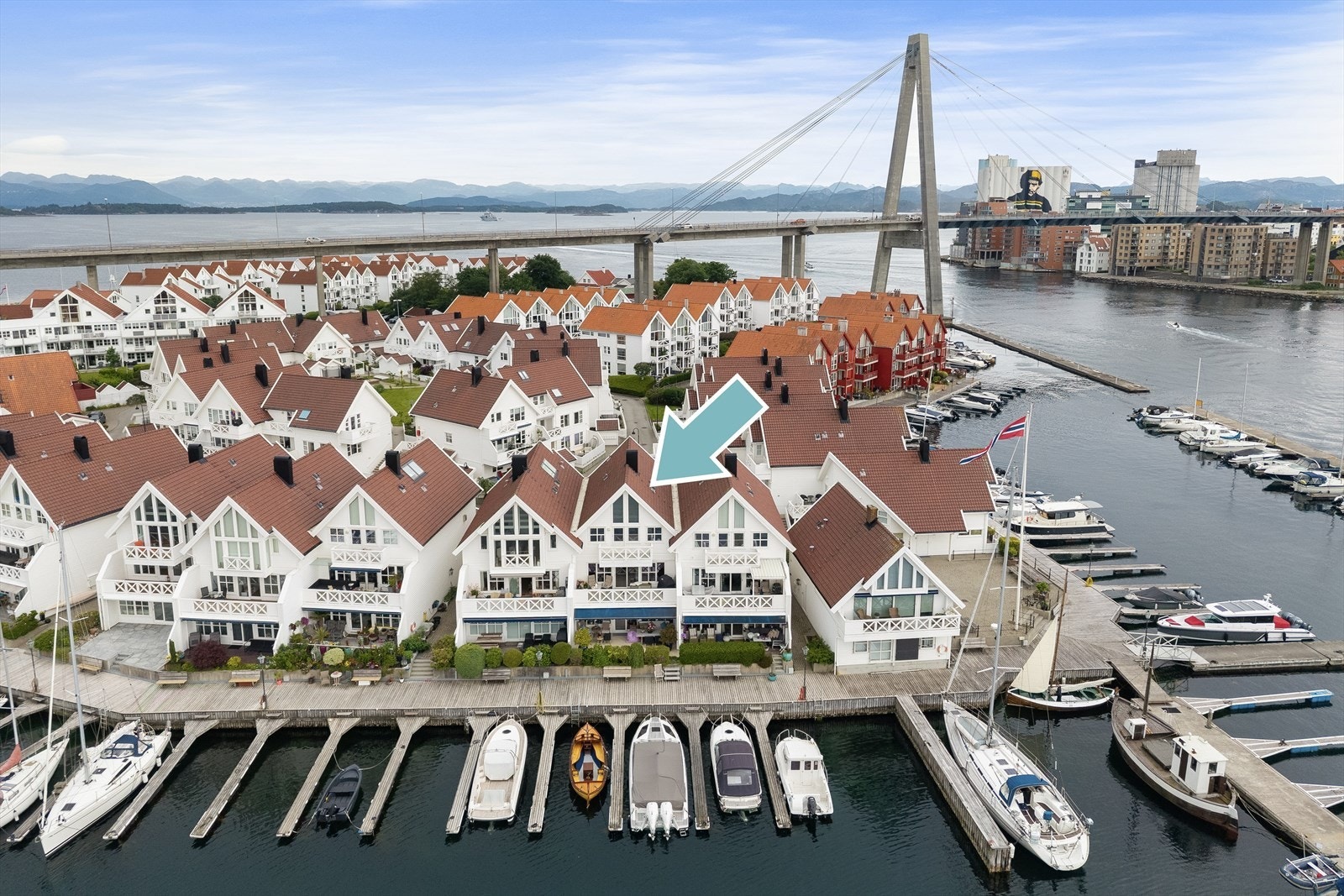 Vi har gleden av å presentere Grasholmbryggå 26B, en svært lekker leilighet med båtplass like utenfor døren Galleribilde