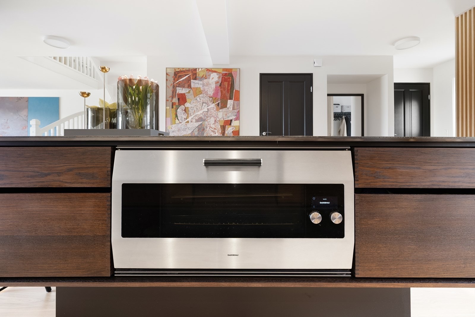 Kjøkkenet har integrerte hvitevarer av høy standard bla. fra Gaggenau Galleribilde