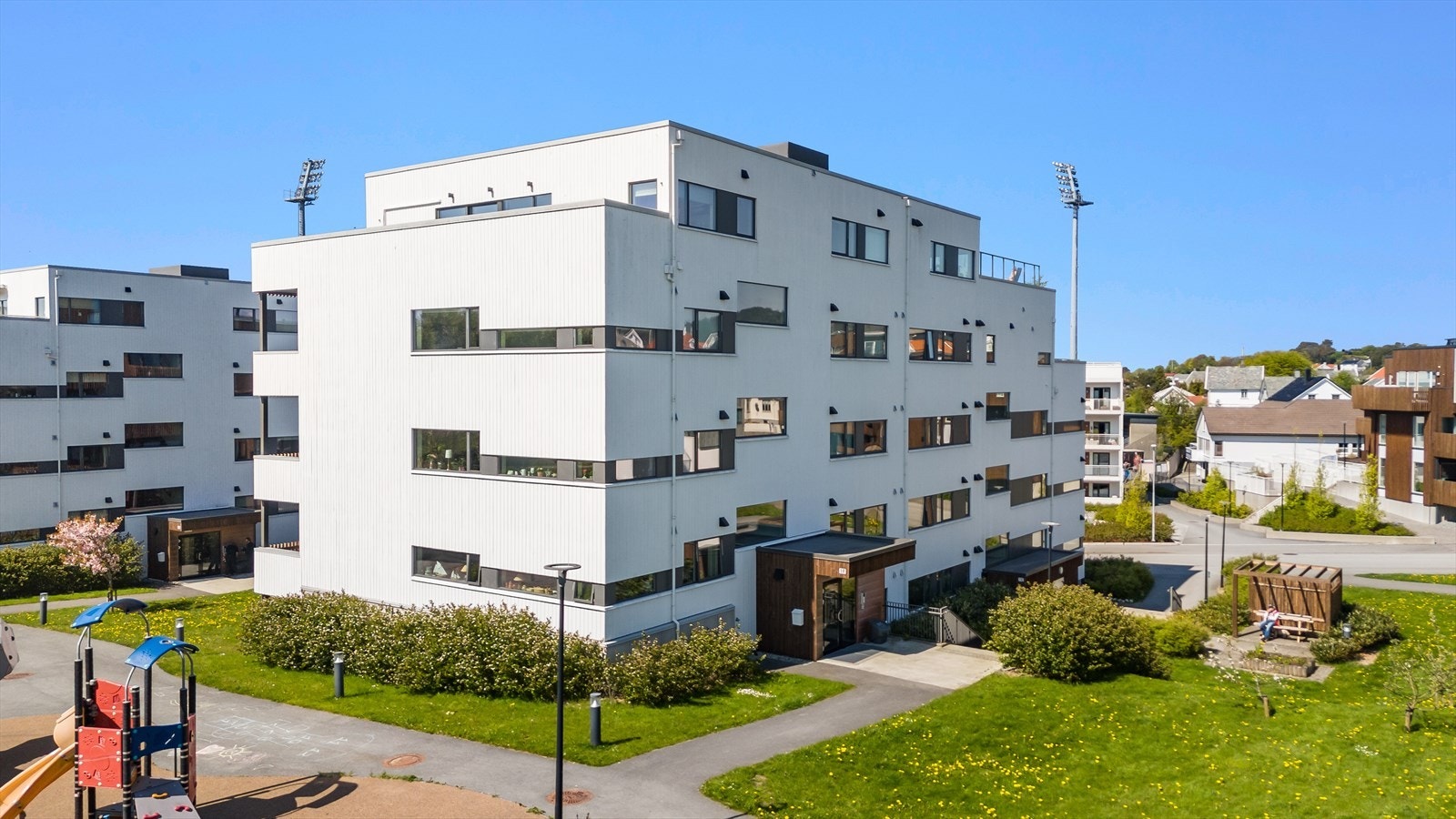 Her bor du tilbaketrukket i et rolig boligområde. Samtidig har du sentrum kun ca. 10 minutters spasertur unna, og med sykkel tar det bare 3-4 minutter! Galleribilde