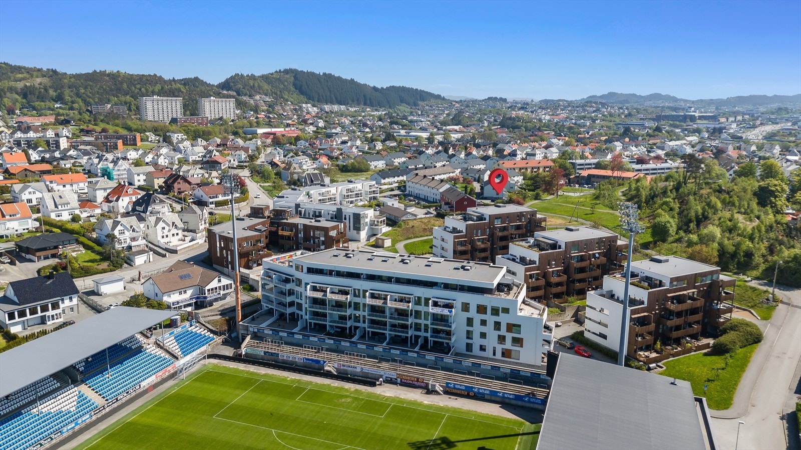 Sentral beliggenhet på populære Hollenderhaugen, like ved Haugesund Stadion. Hollenderhaugen er omkranset av etablert boligstrøk, ny leilighetsbebyggelse og friområder. Galleribilde