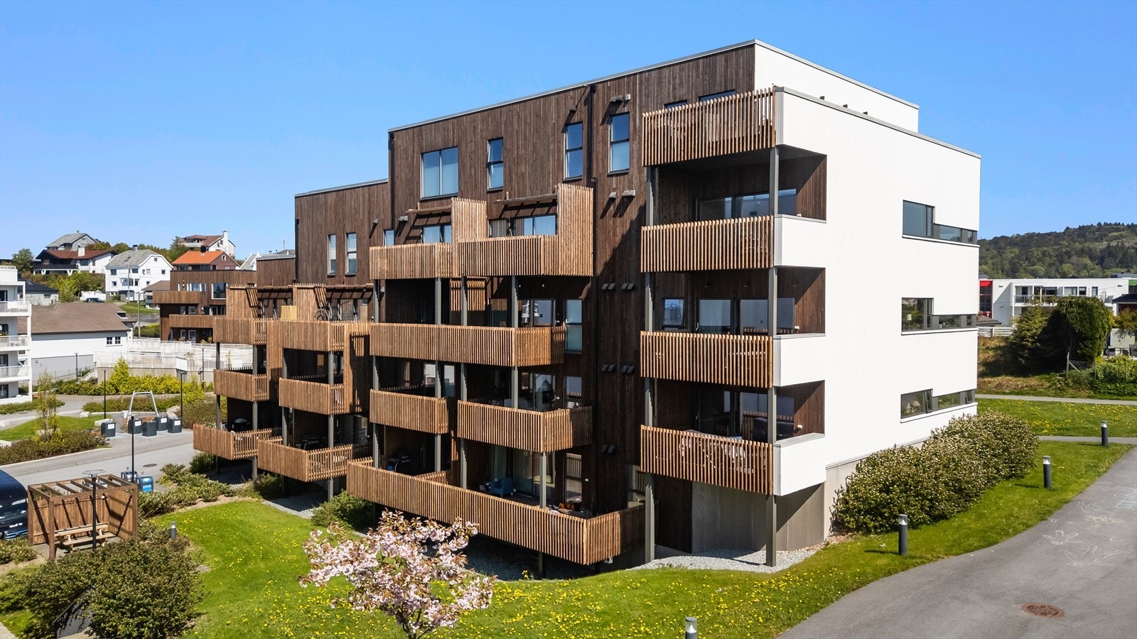 Velkommen til Leitevegen 1e. Lys og moderne 3-roms endeleilighet med sentral beliggenhet. Galleribilde