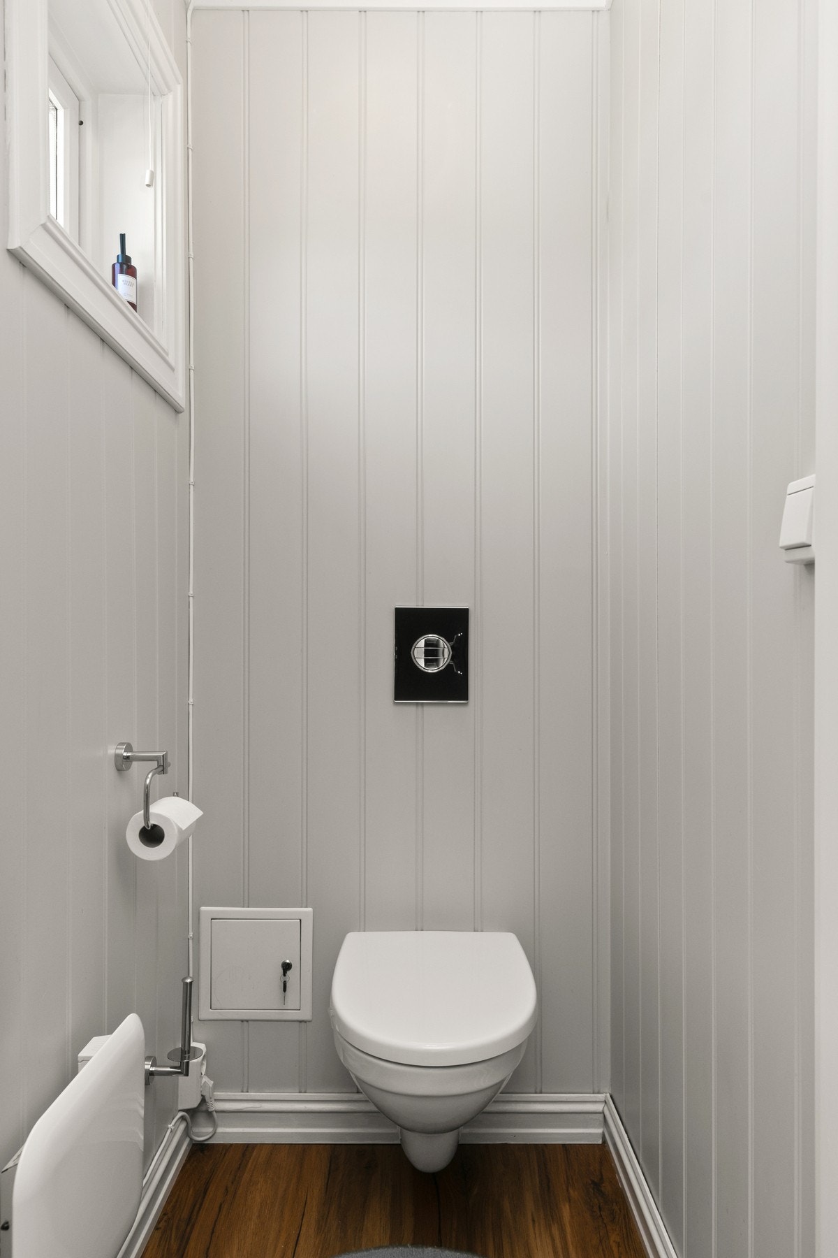 Eget toalettrom i hovedetasjen - praktisk og godt egnet for gjester. Galleribilde