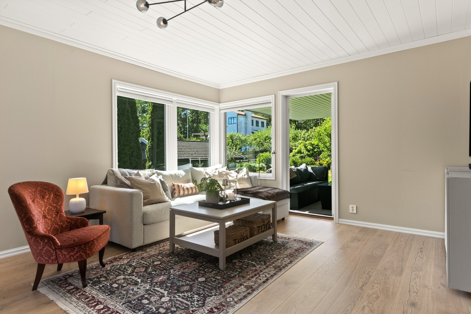 Romslig stue med direkte utgang til terrasse og stor hage. Galleribilde