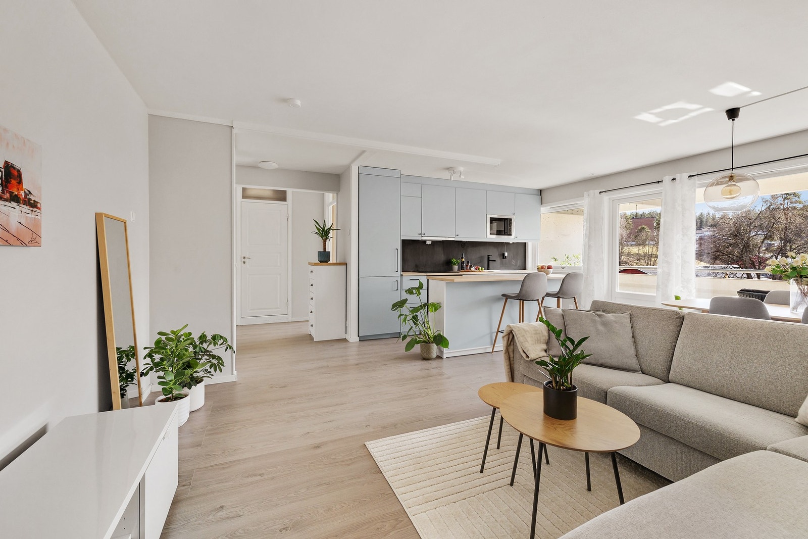 Attraktiv leilighet som har store vindusflater, noe som gir mye lys til boligen Galleribilde