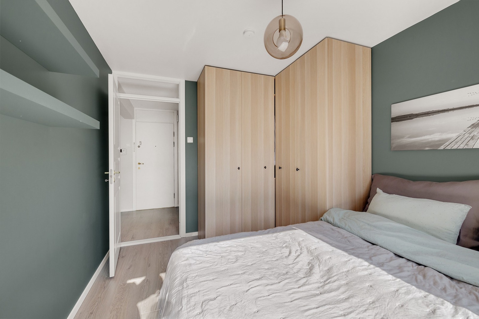 Romslig soverom, sengen er 180 cm. Galleribilde