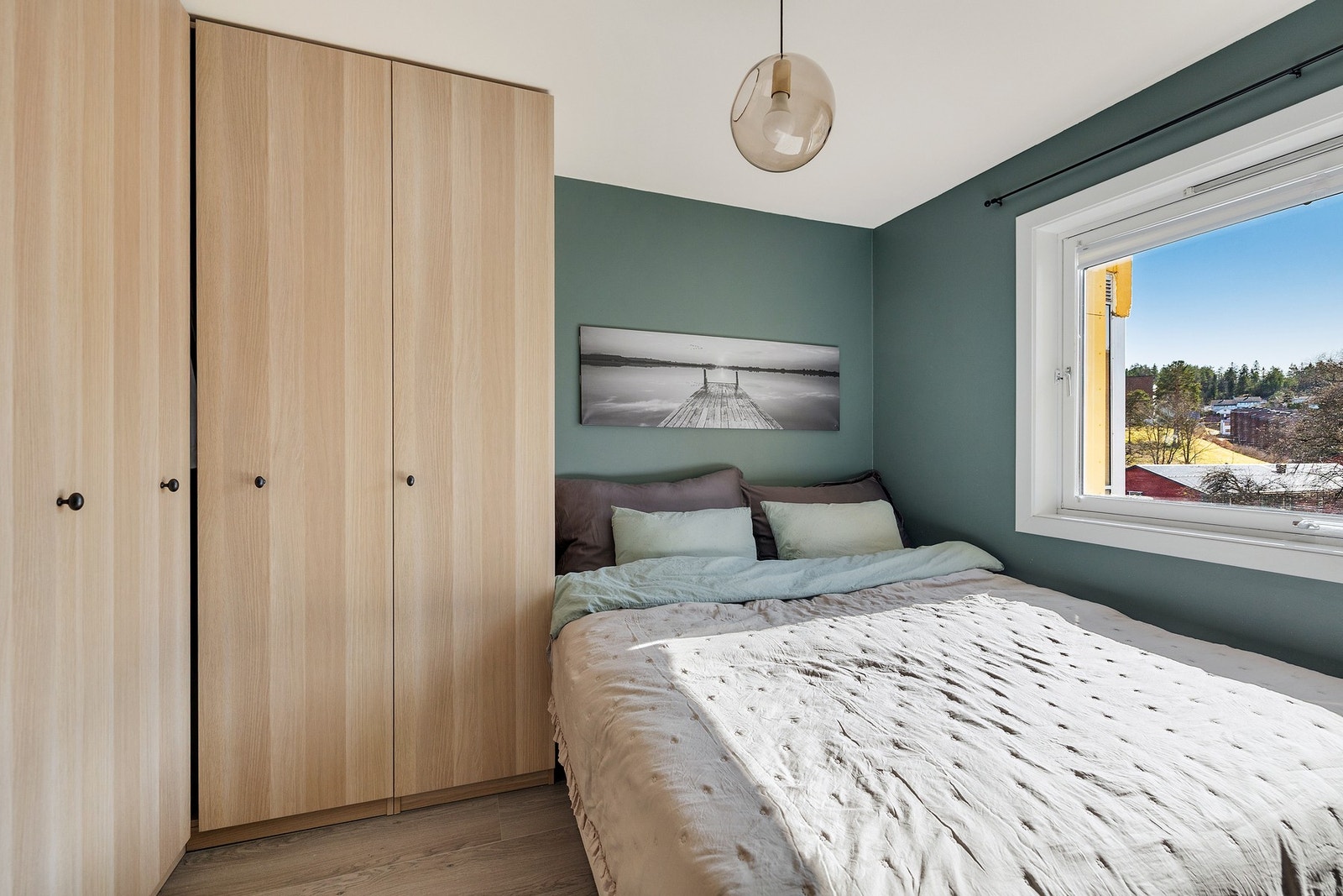 Garderobeløsning medfølger. Ingen innsyn. Galleribilde