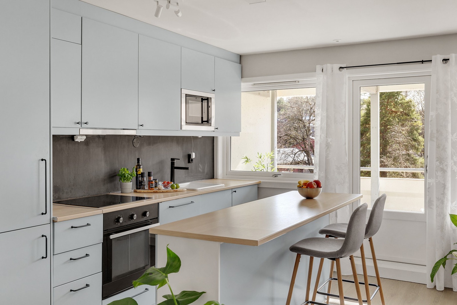 Det er integrerte hvitevarer som: induksjonsplatetopp, stekeovn, mikro, oppvaskmaskin og kjøl/fryseskap. Galleribilde