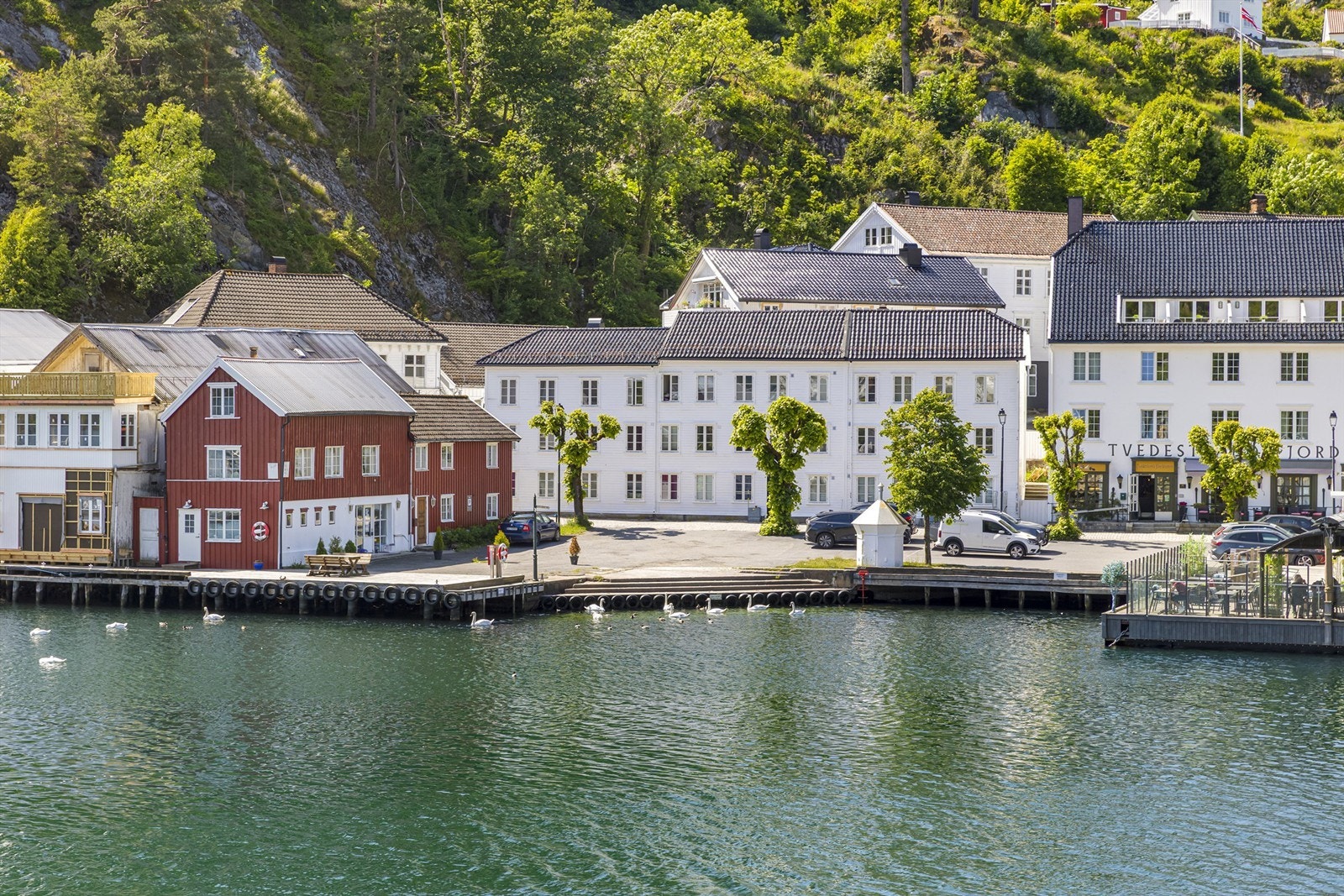 Leilighetsbygget er plassert like ved bryggekanten. Vakre omgivelser i koselige Tvedestrand. Galleribilde