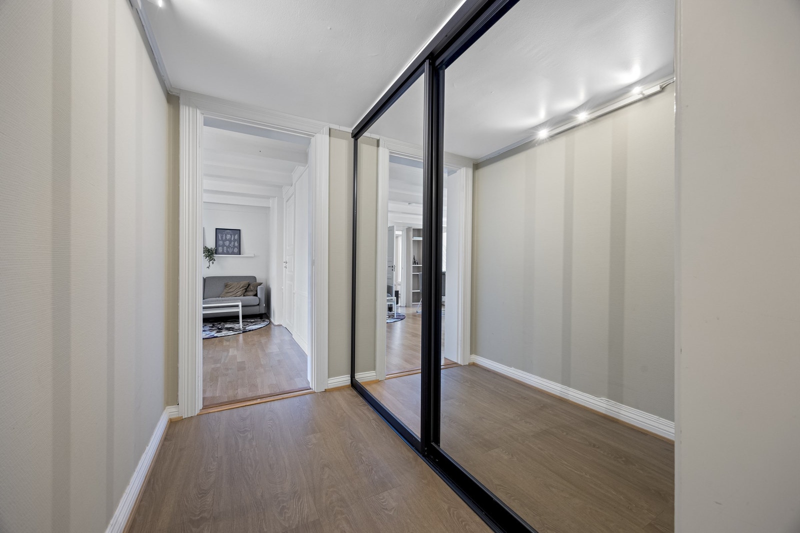 God garderobeløsning i gangen. Galleribilde