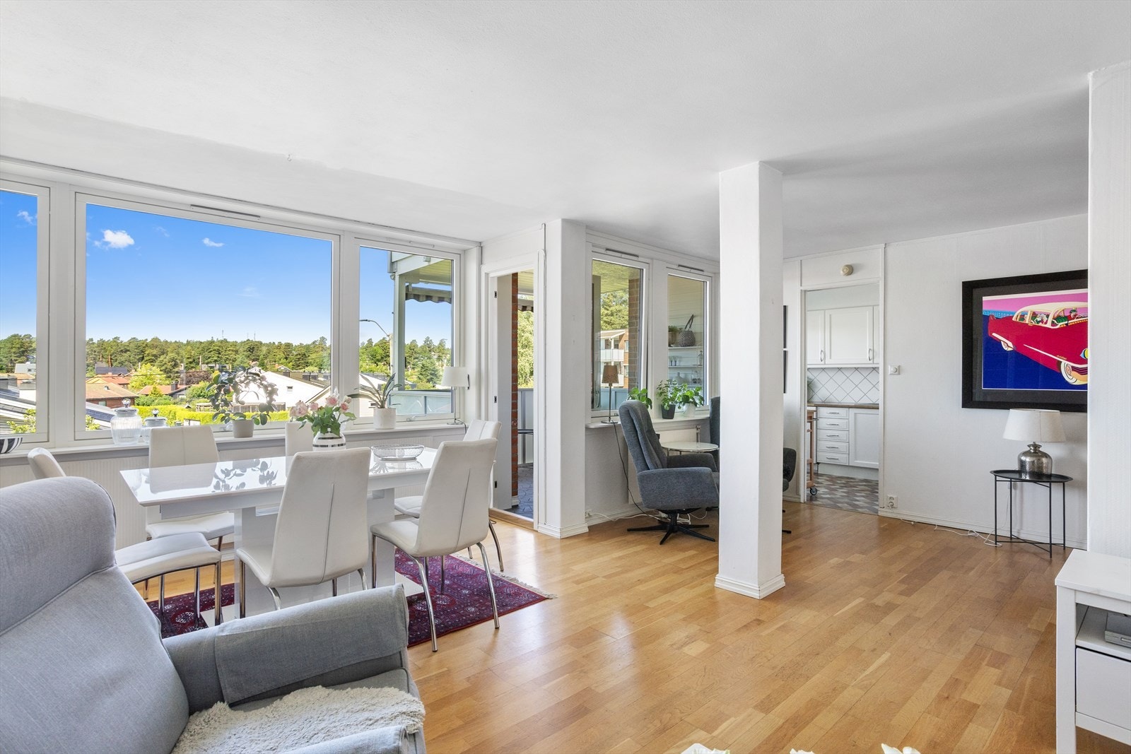 Rommet har en naturlig inndeling med plass til både sofagruppe og spisebord. Galleribilde