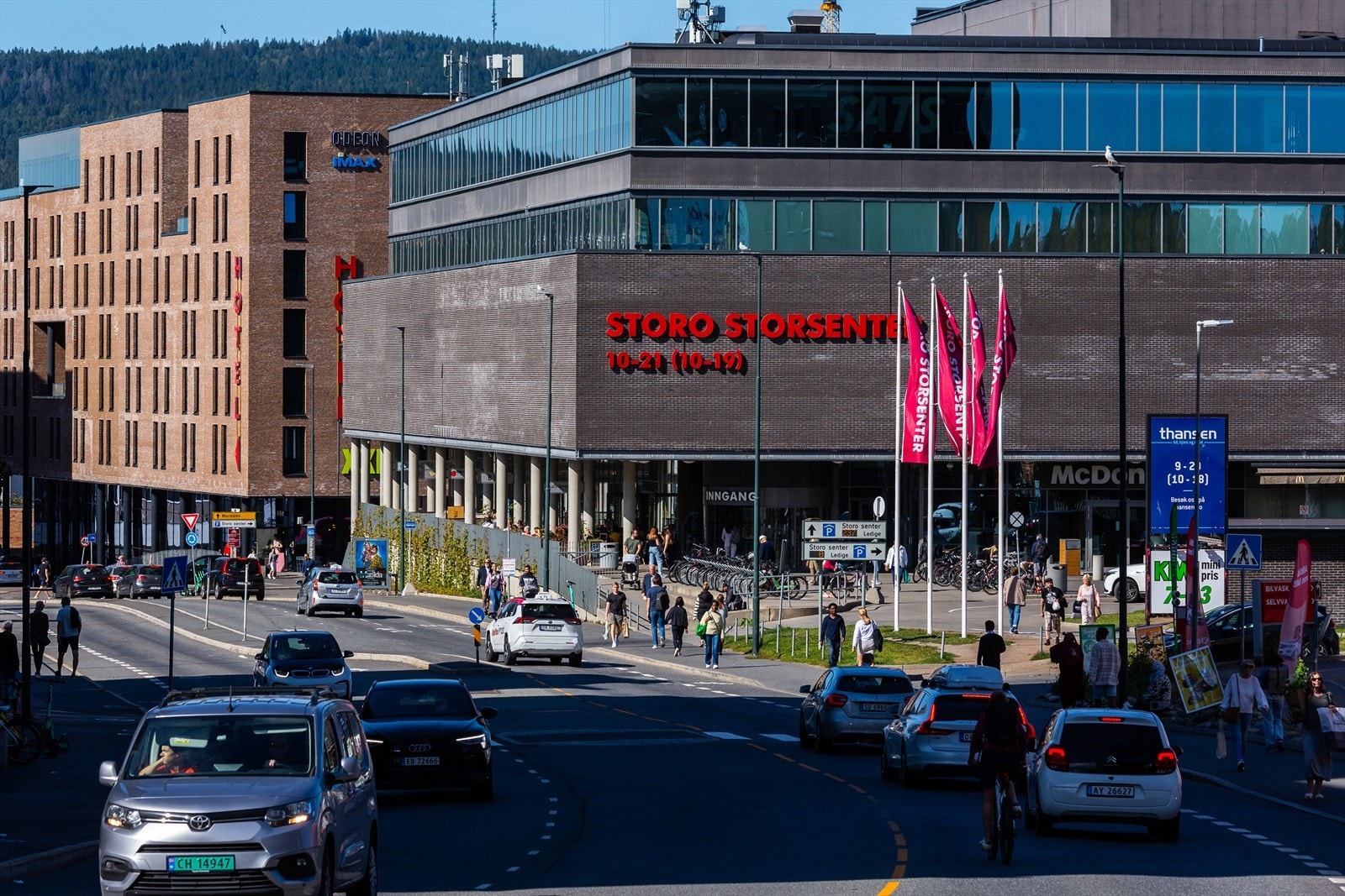 Kun noen få minutters gåtur eller ett par trikkestopp finner man også Storo Storsenter som byr på alt en trenger. Galleribilde