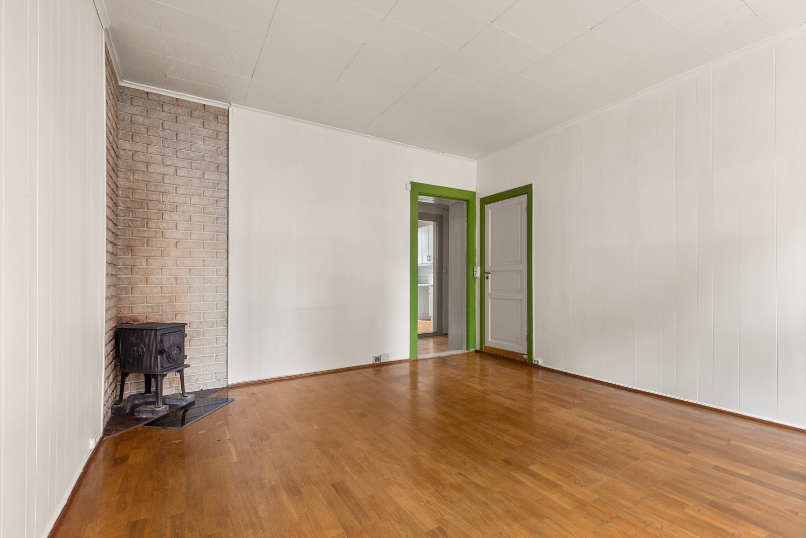 Lys og flott stue. Stuen har god plass til stor sofagruppe, tilhørende møblement og plass til spisebord. Galleribilde