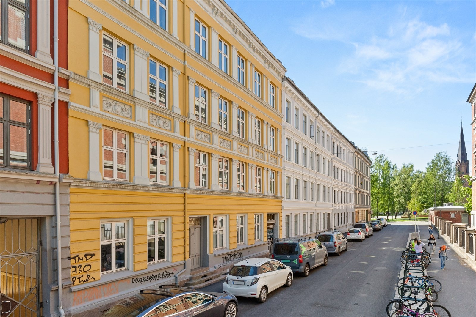 Fasaden til Nissens gate 5, leiligheten ligger i en stille og rolig enveiskjørt gate midt i hjertet av Grünerløkka. Galleribilde