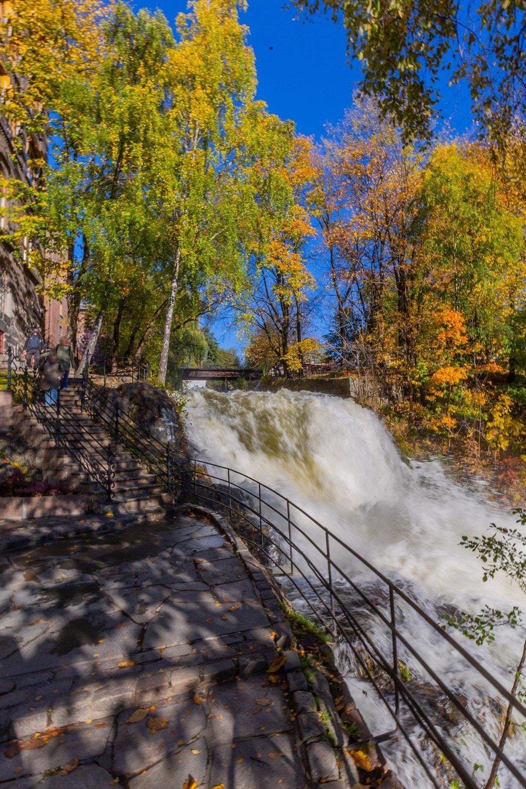 Her er elva en naturlig møteplass, med små kafeer, gangstier og benker der folk nyter solen. Lyden av rennende vann, fuglekvitter og susende trær gjør turen langs elva til en rolig og inspirerende opplevelse - midt i hjertet av byen. Galleribilde