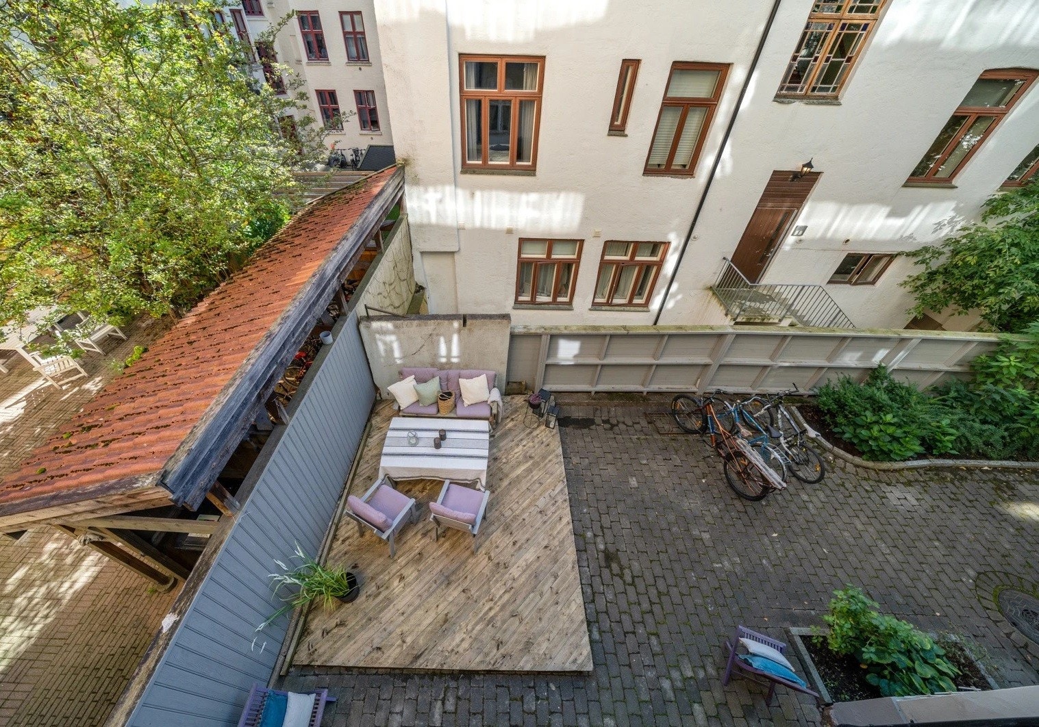 Bakgård. Galleribilde