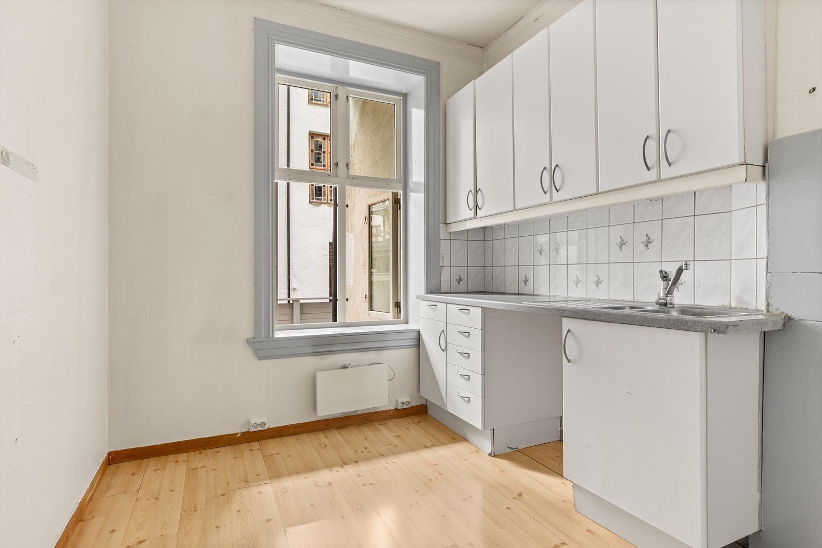 Klassisk og gjennomgående 2(3)-rom | Høy og usjenert 1 etg | Takhøyde på 3m | Peis | Oppussingsobjekt | Sentralt Galleribilde